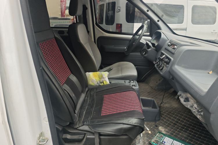 Used Wuling Yangguang 2024 300KM Comfort Version Passenger Van 75kW
