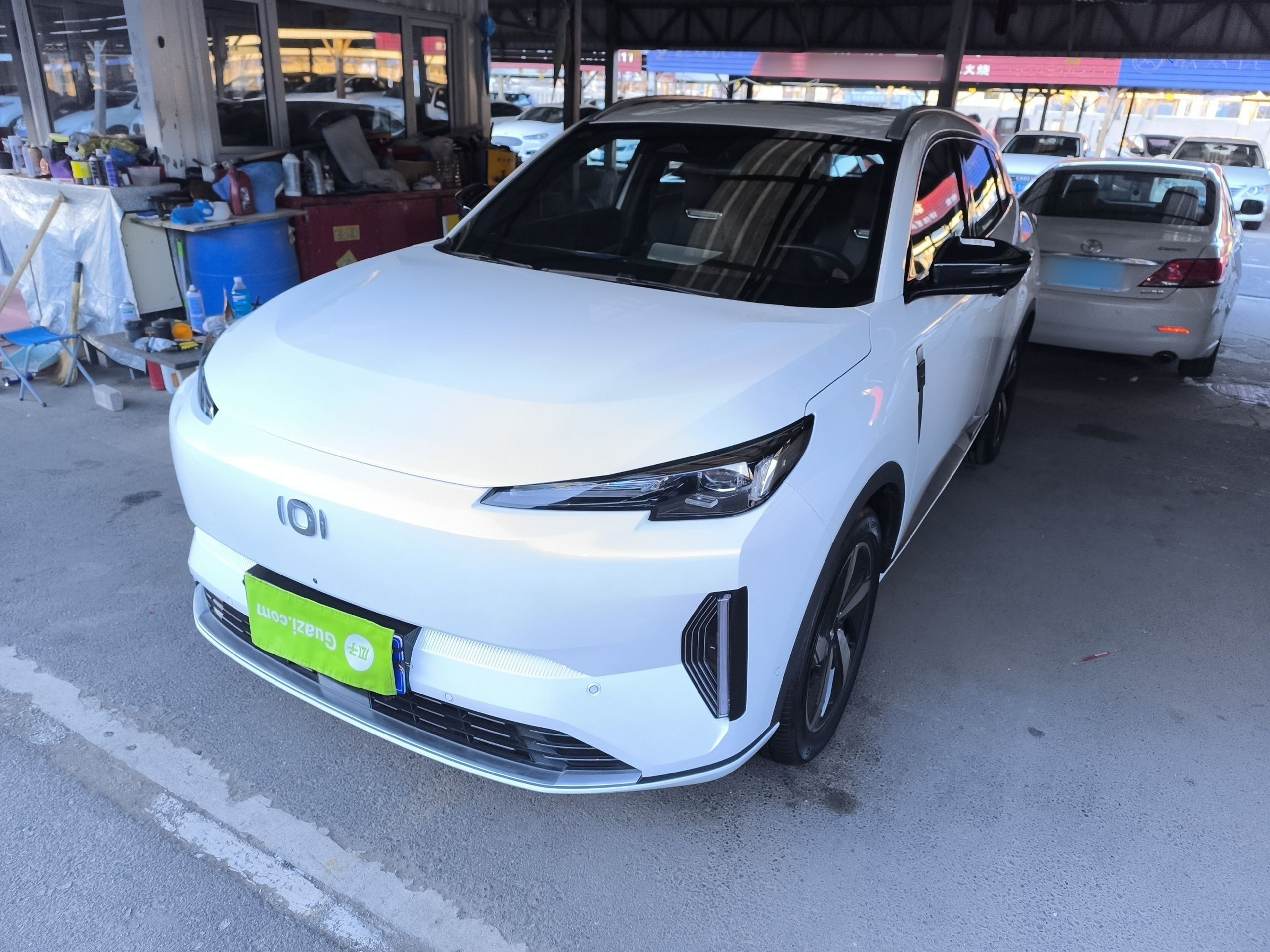 Под передней частью автомобиля