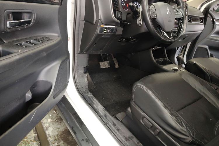 Used Mitsubishi Outlander 2016 2.4L 4x4 Luxury Edition 7-Seater