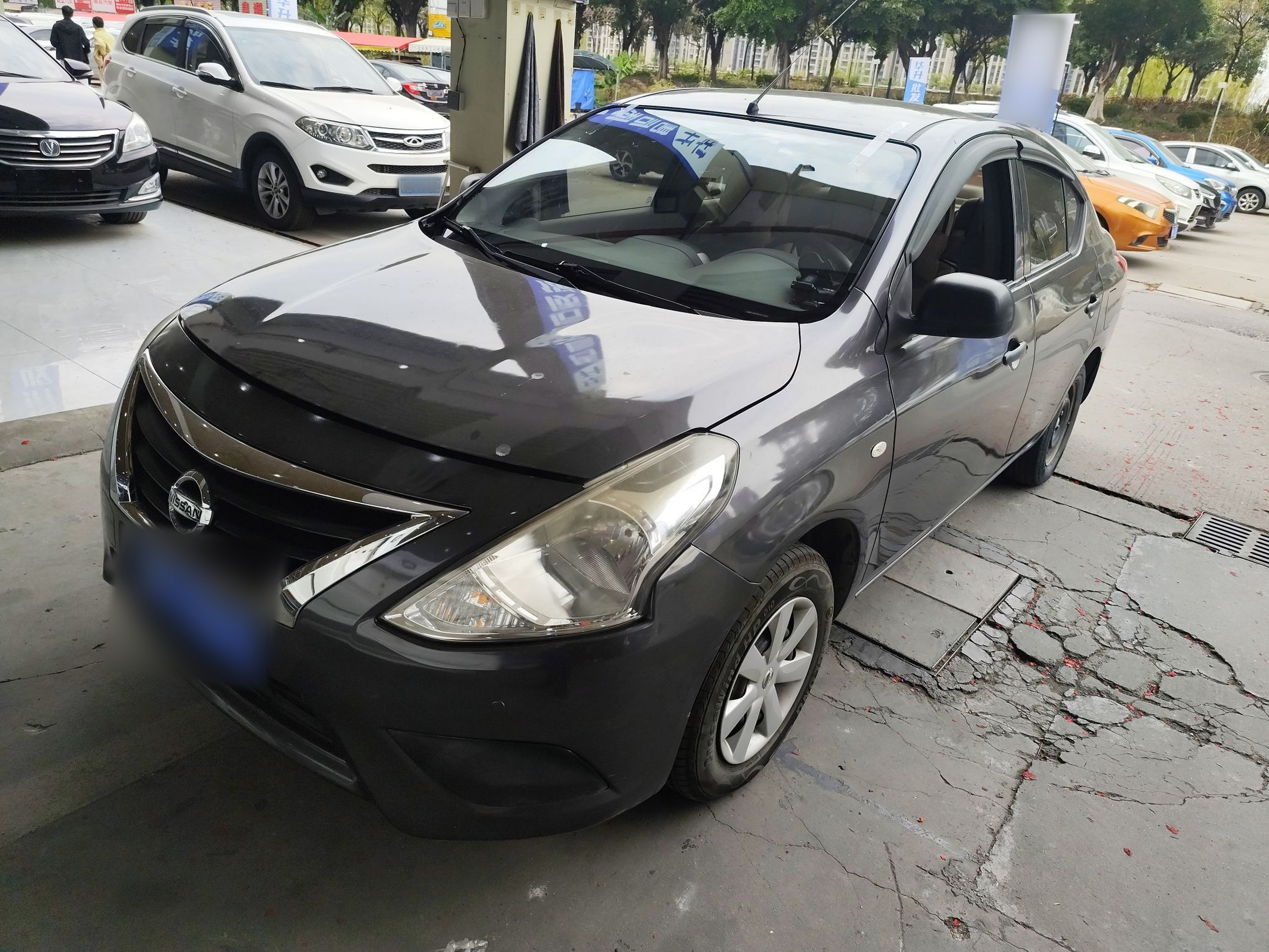 Под передней частью автомобиля