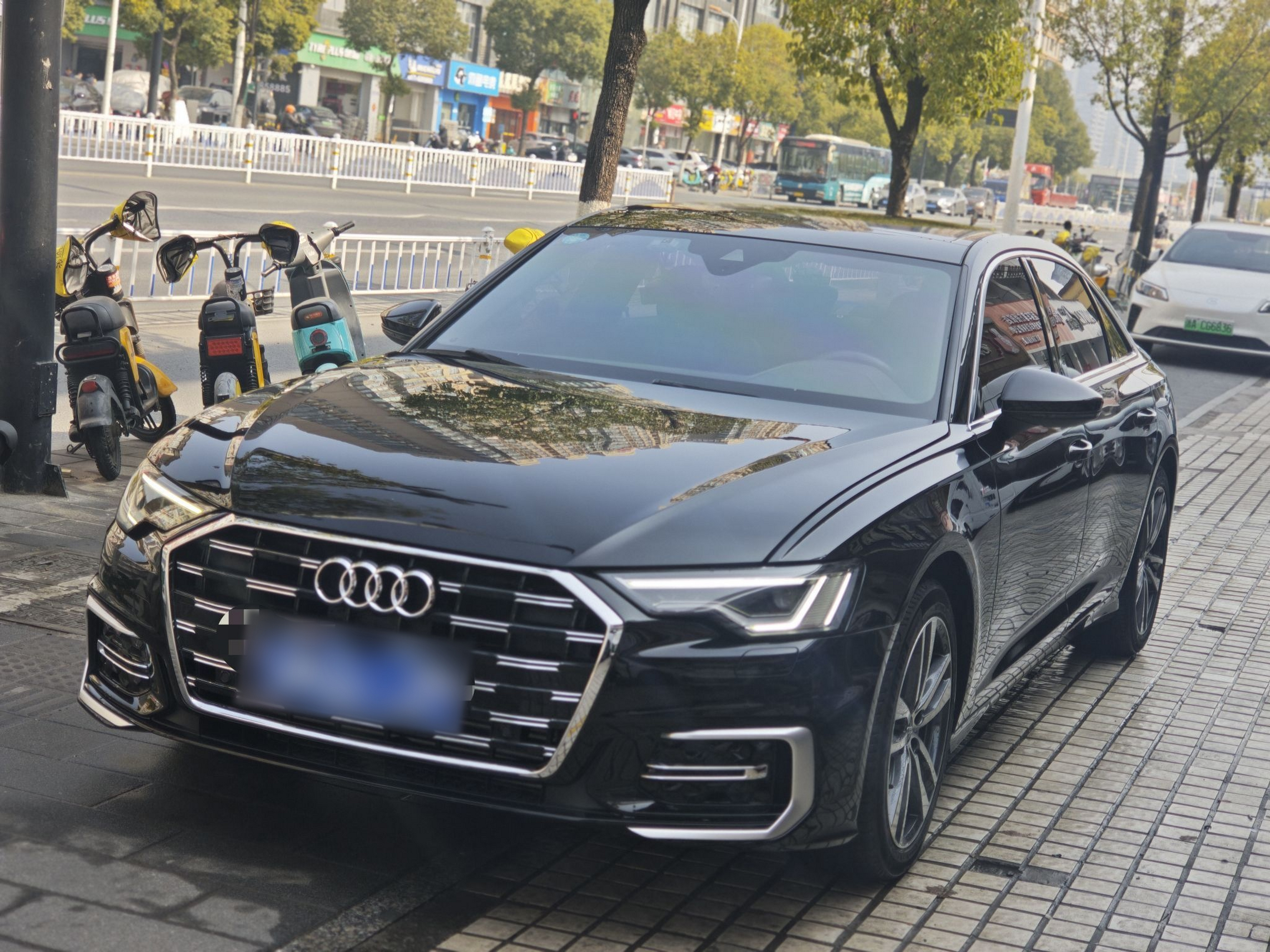 Под передней частью автомобиля