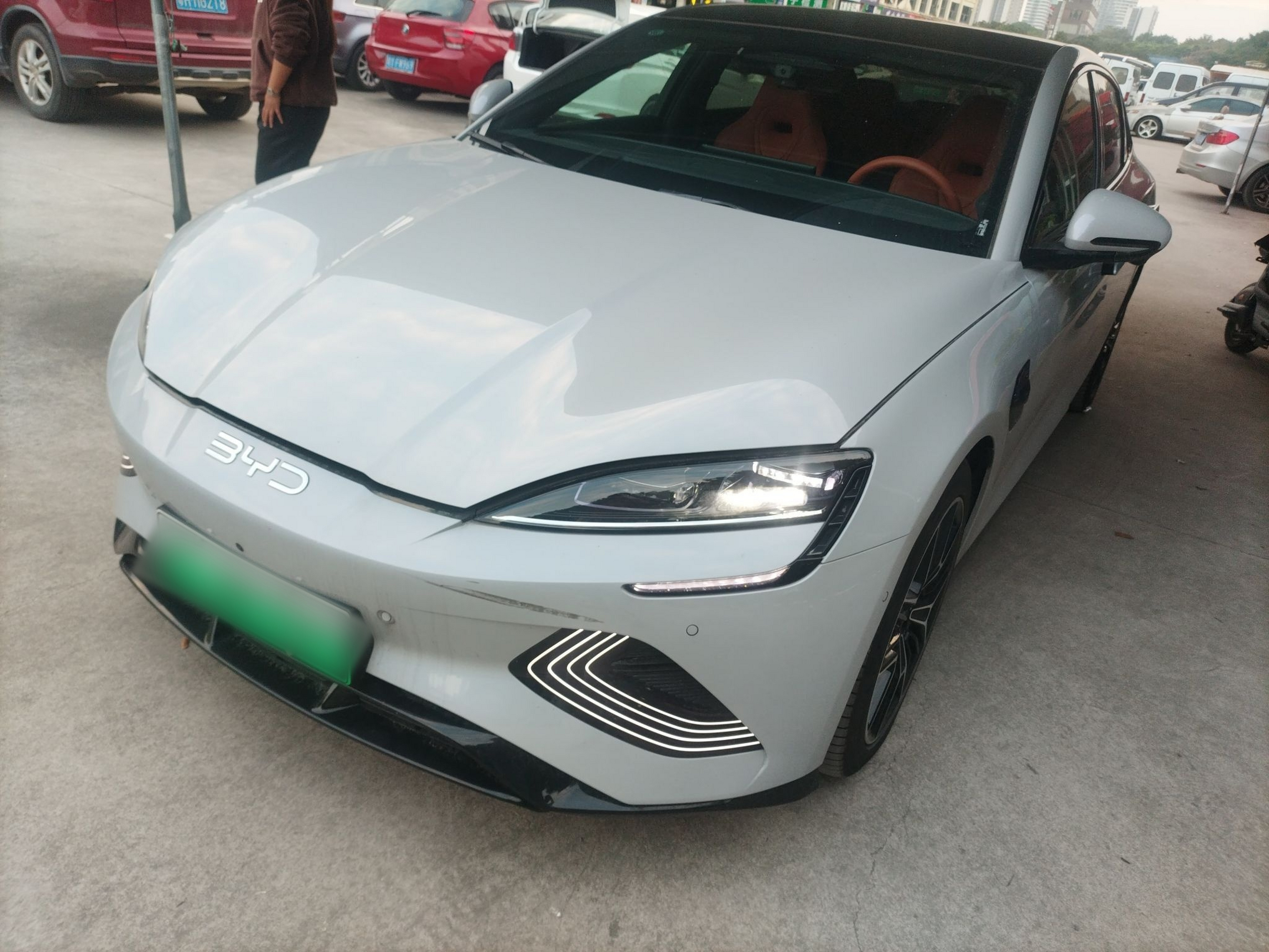 تحت مقدمة السيارة