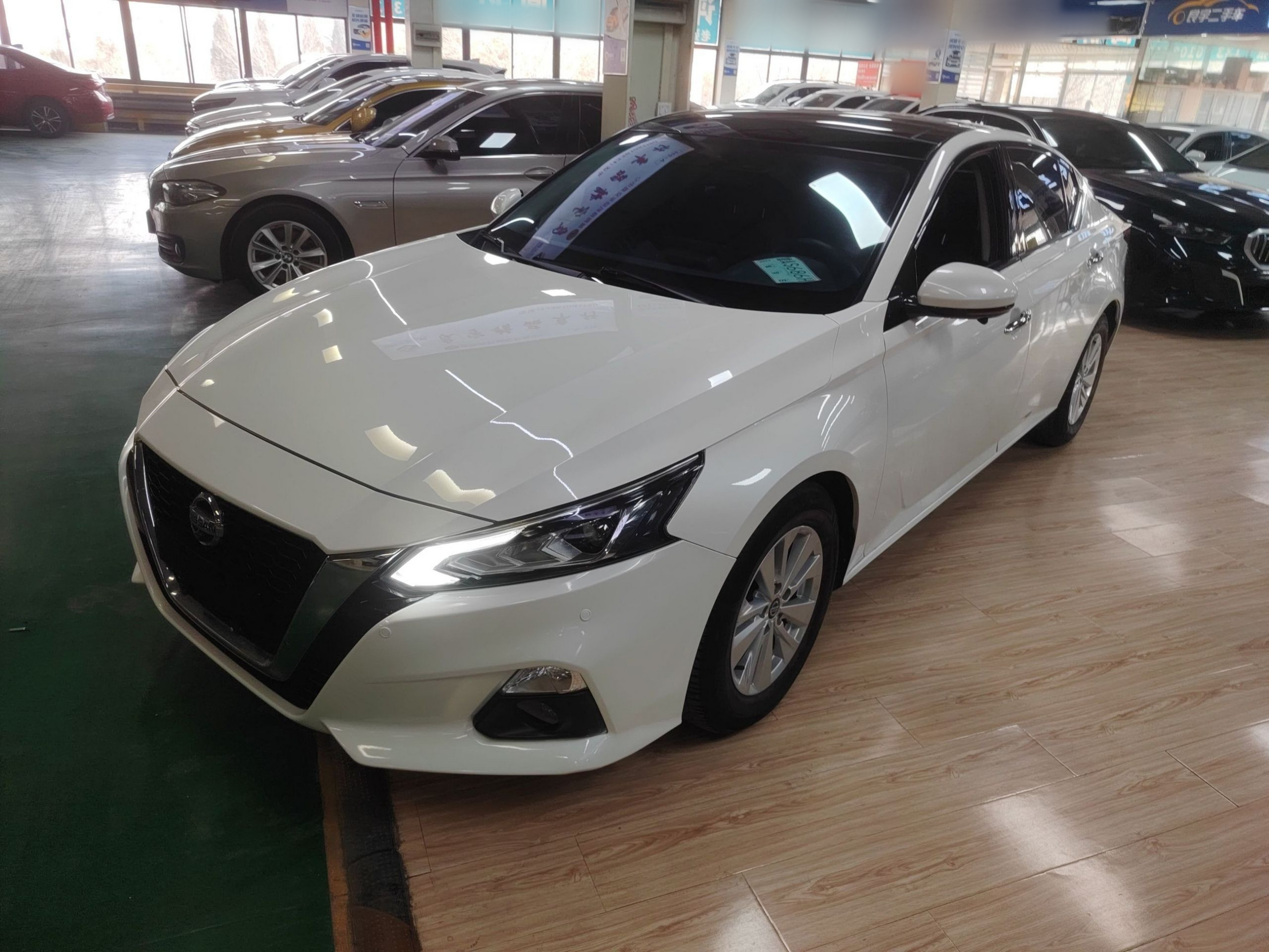 تحت مقدمة السيارة