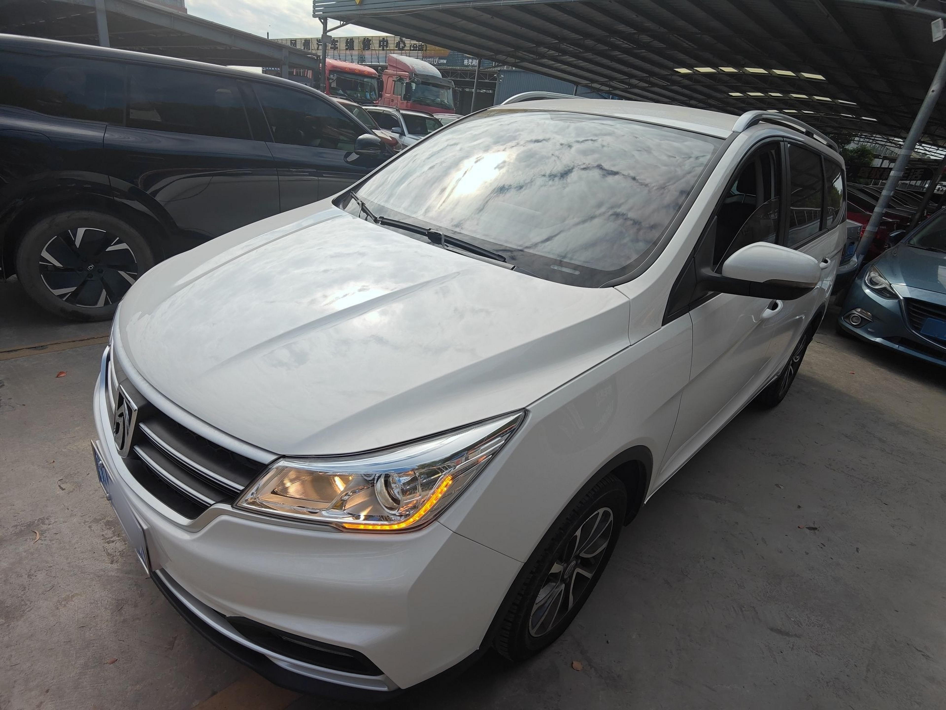 تحت مقدمة السيارة