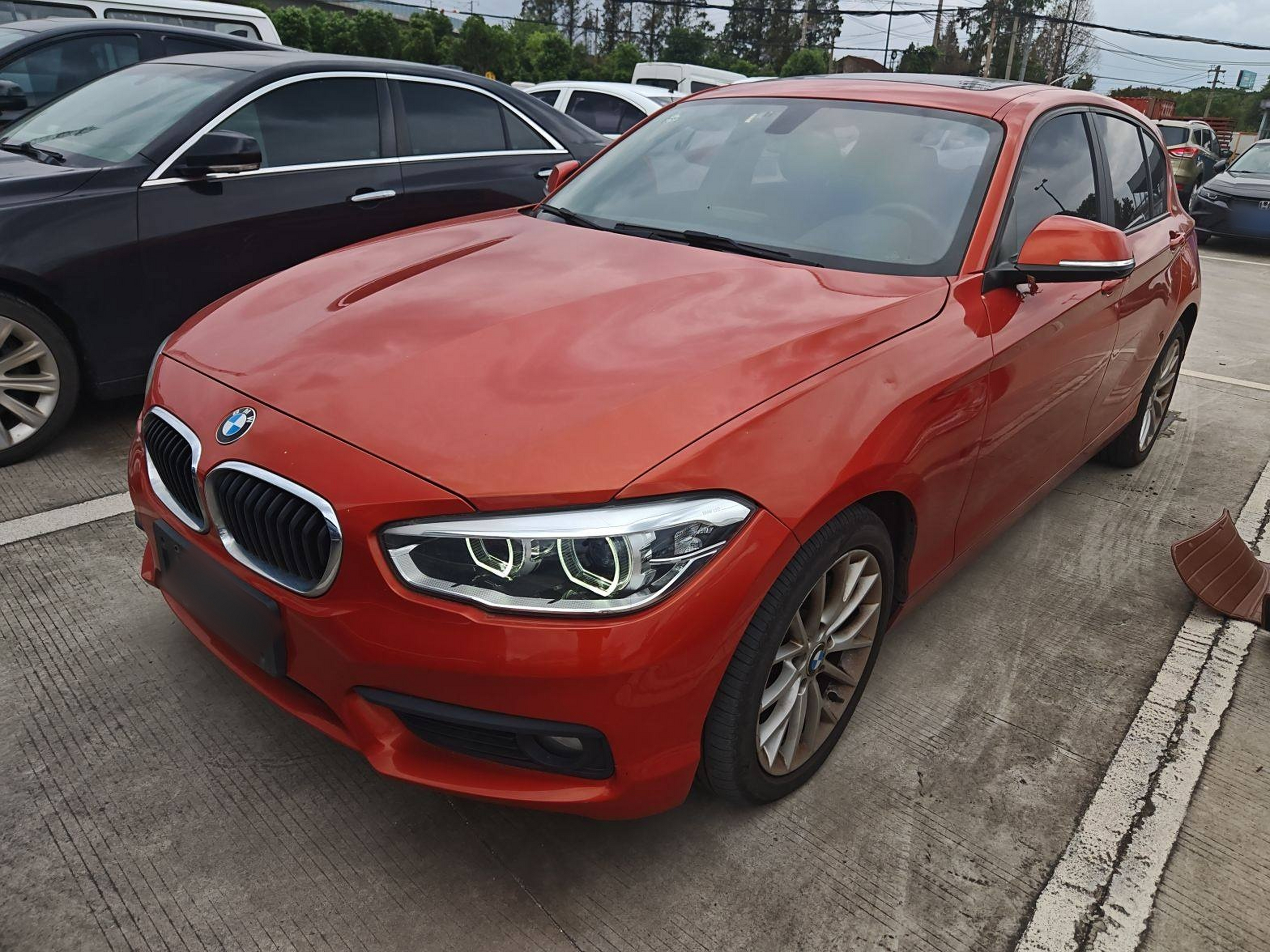 Под передней частью автомобиля