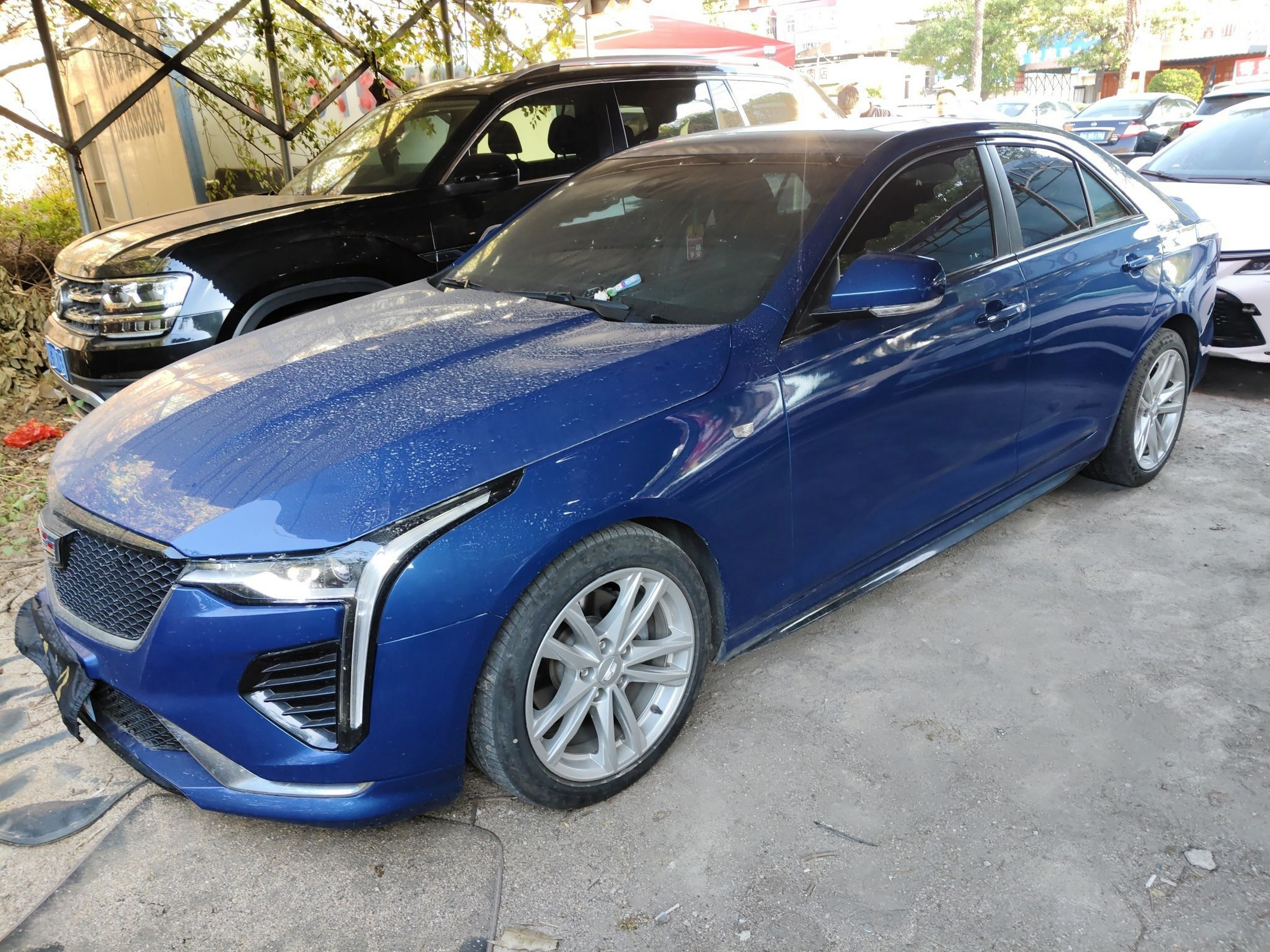 تحت مقدمة السيارة