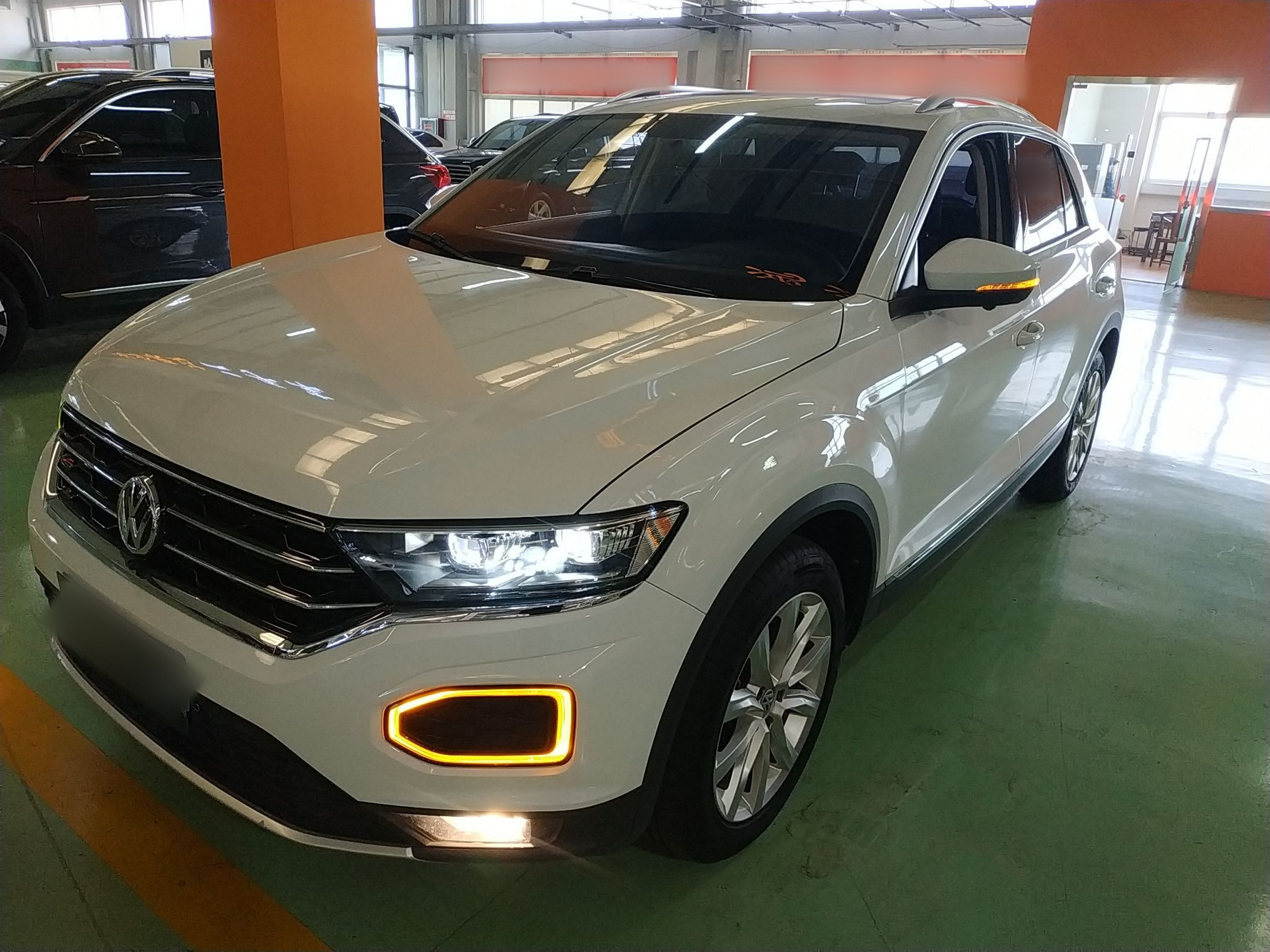 Под передней частью автомобиля