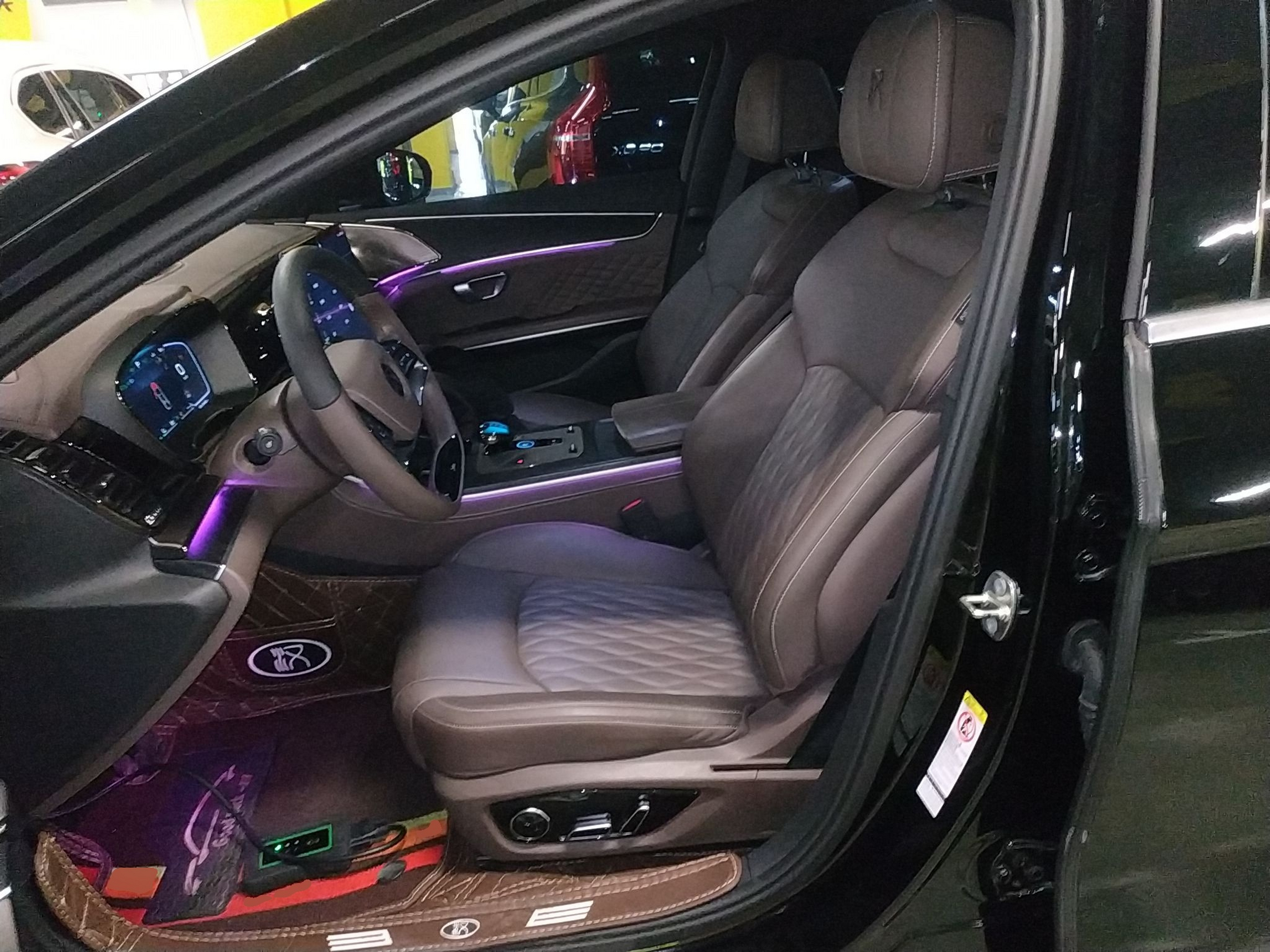 المقاعد الأمامية داخل السيارة