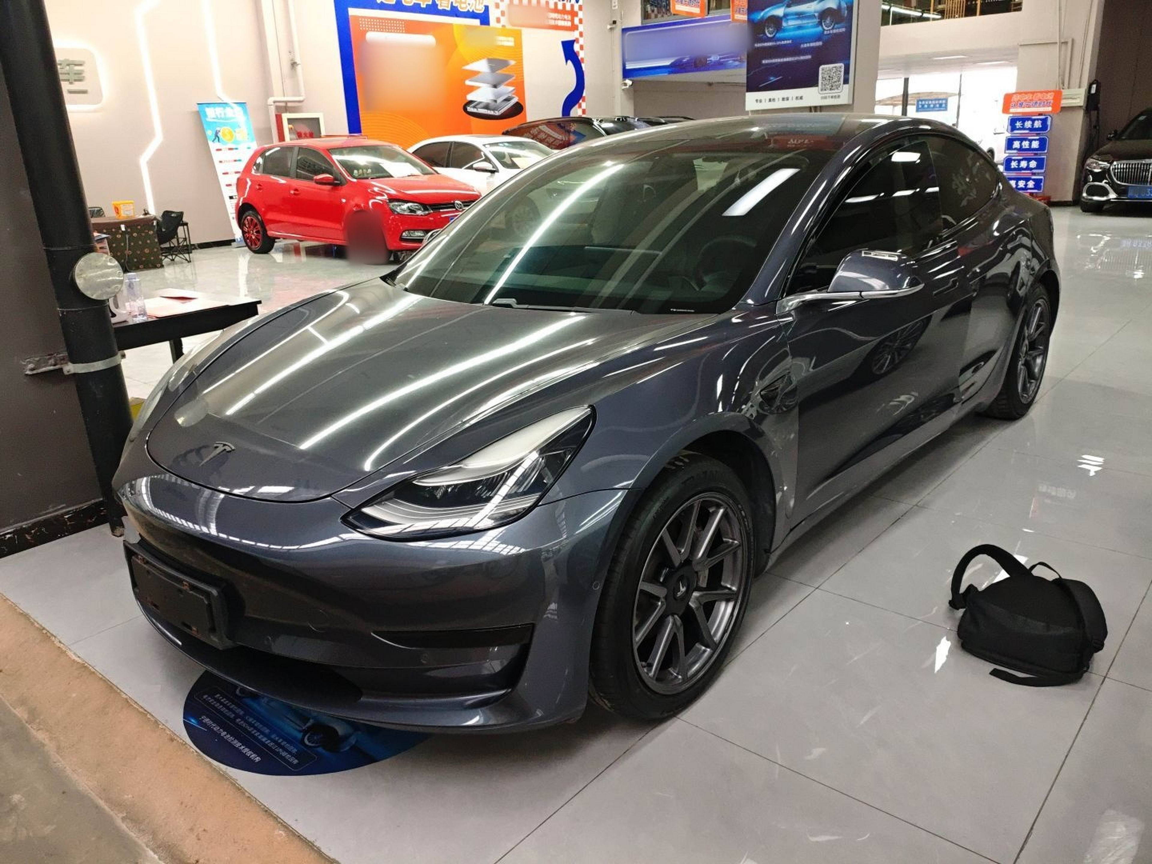 Под передней частью автомобиля