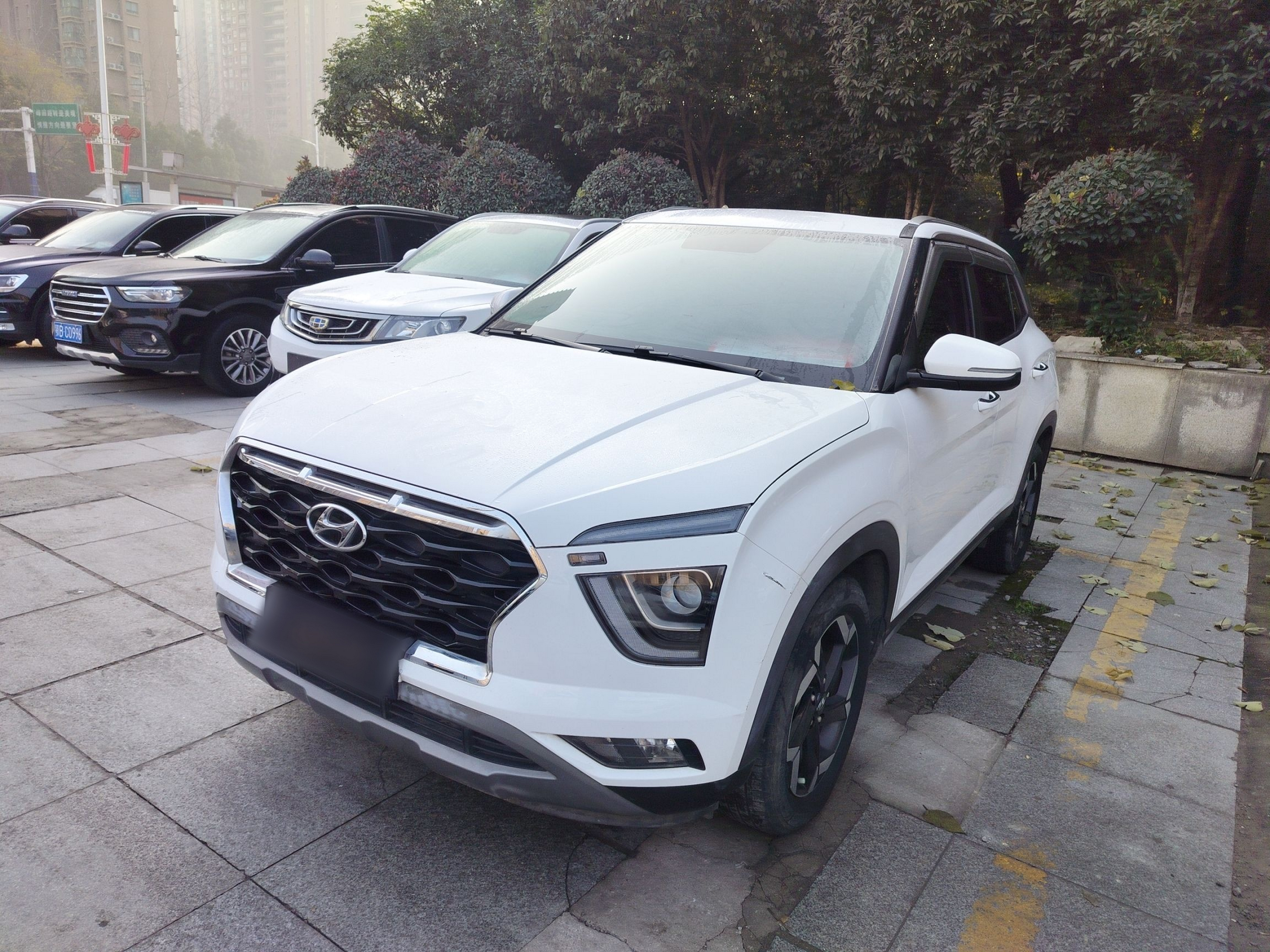 Под передней частью автомобиля