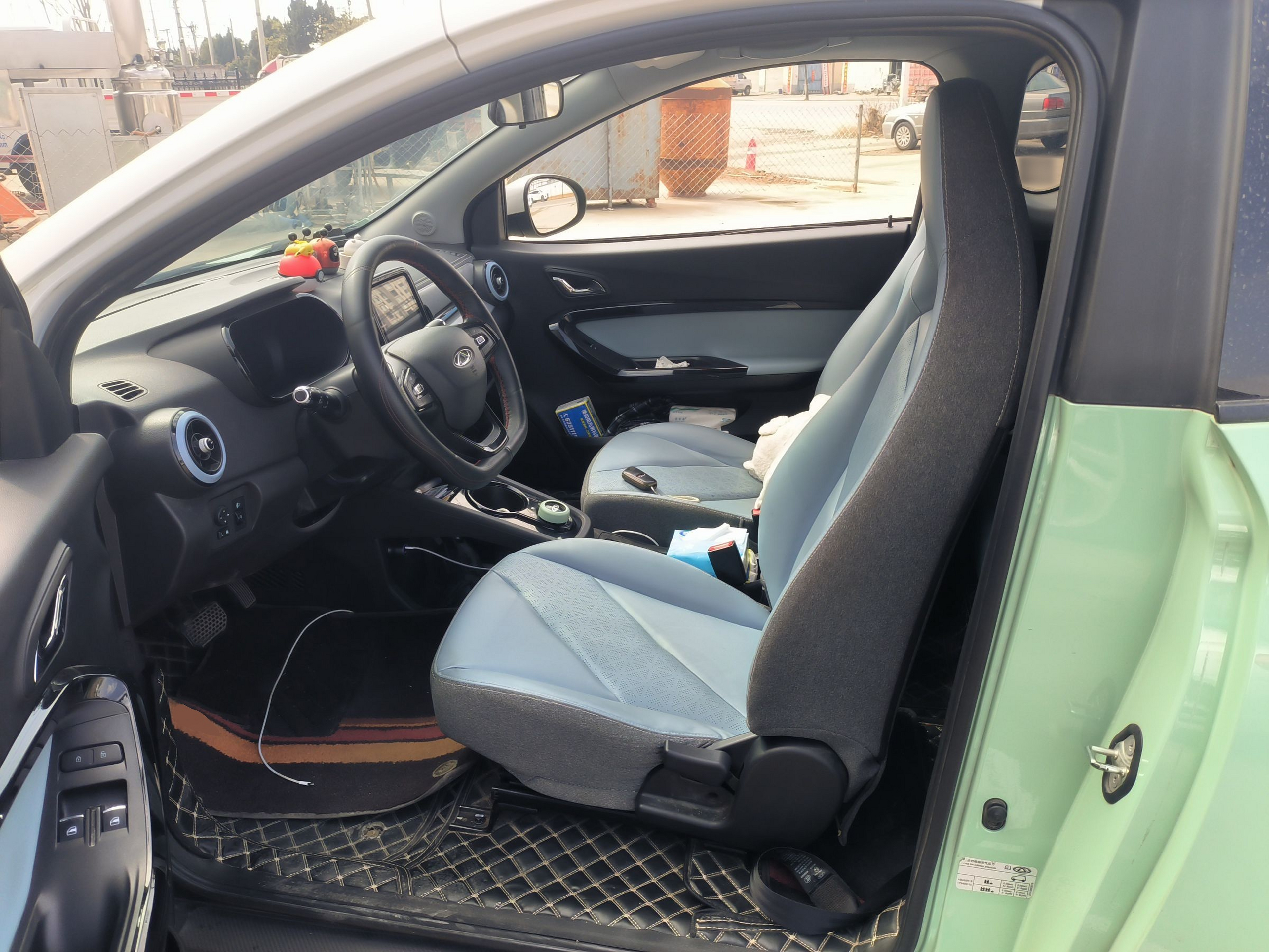 المقاعد الأمامية داخل السيارة