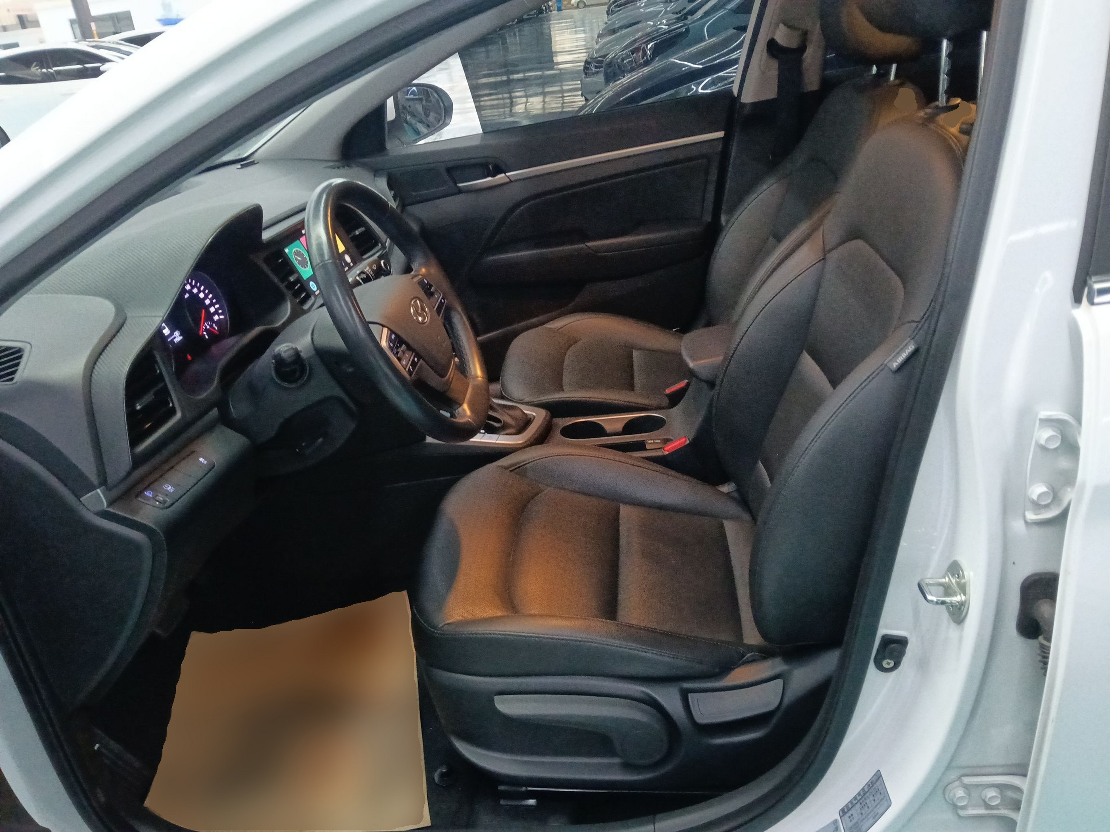 Переднее сиденье в автомобиле