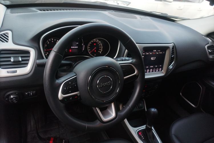 Used  Compass 2020 220T Automatic Leading Edition
