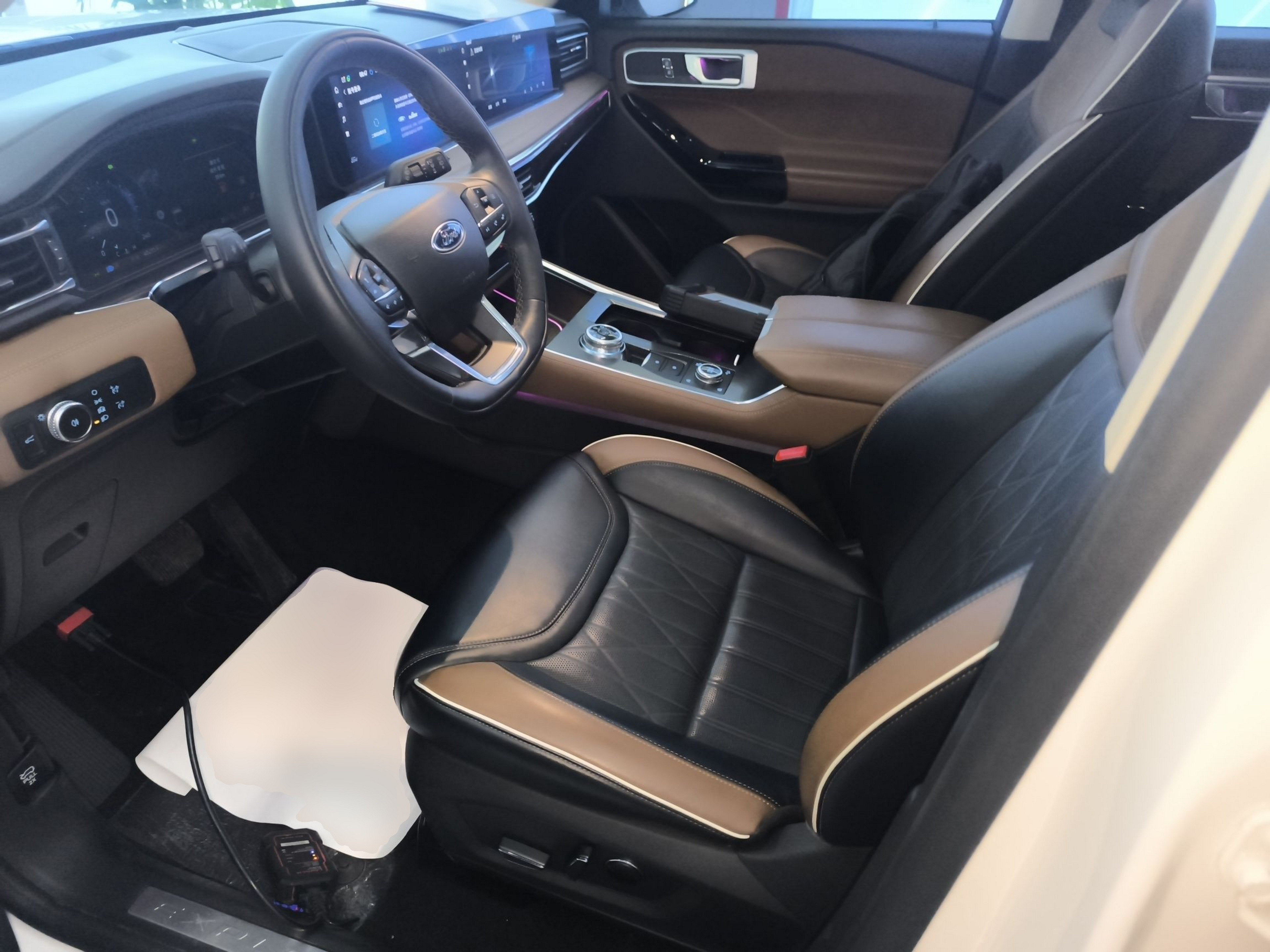 المقاعد الأمامية داخل السيارة