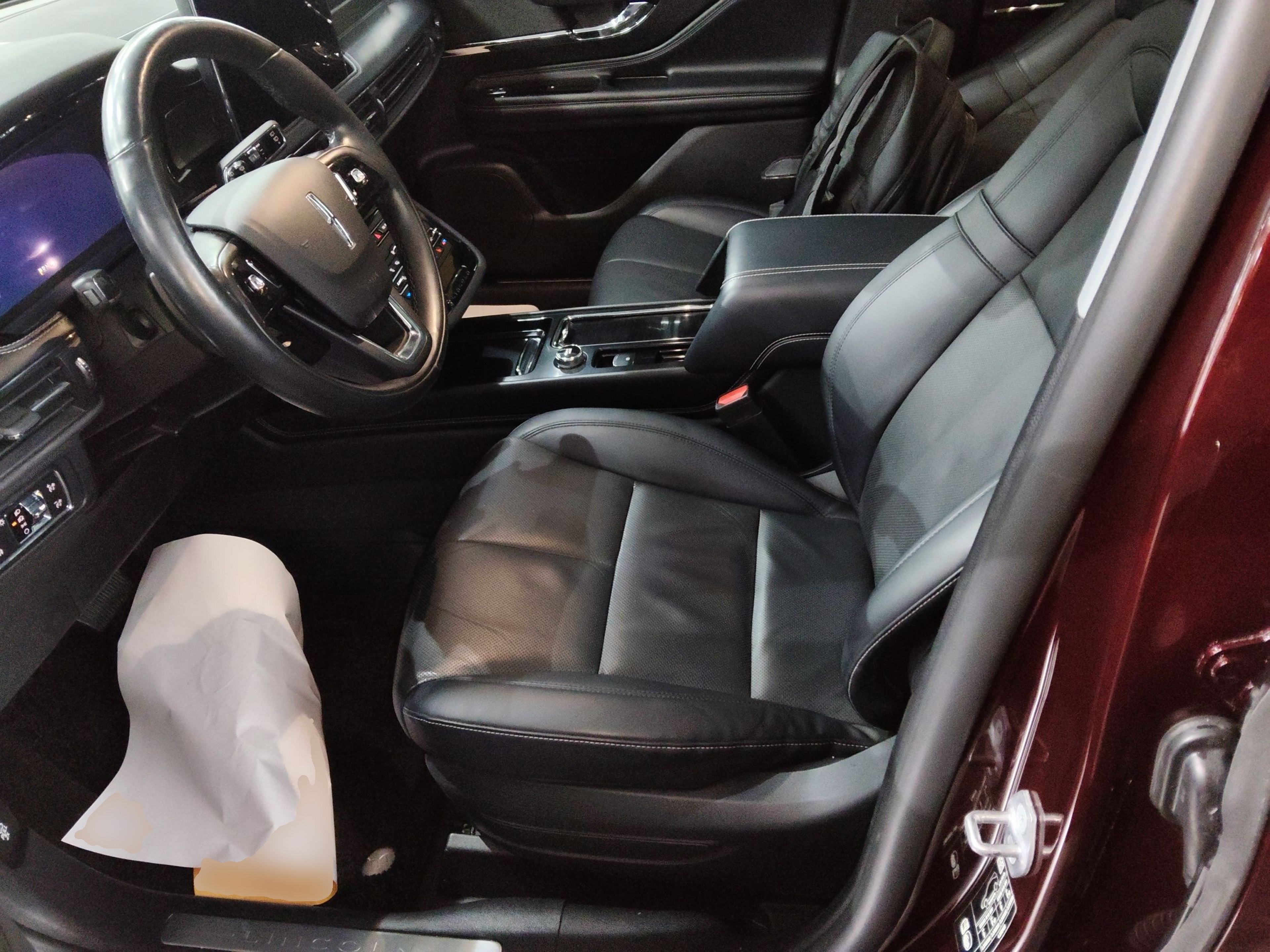 Переднее сиденье в автомобиле