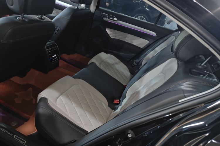 Used Volkswagen Magotan 2024 2 Million Units Zhongxiang Version 330TSI DSG Luxury Edition
