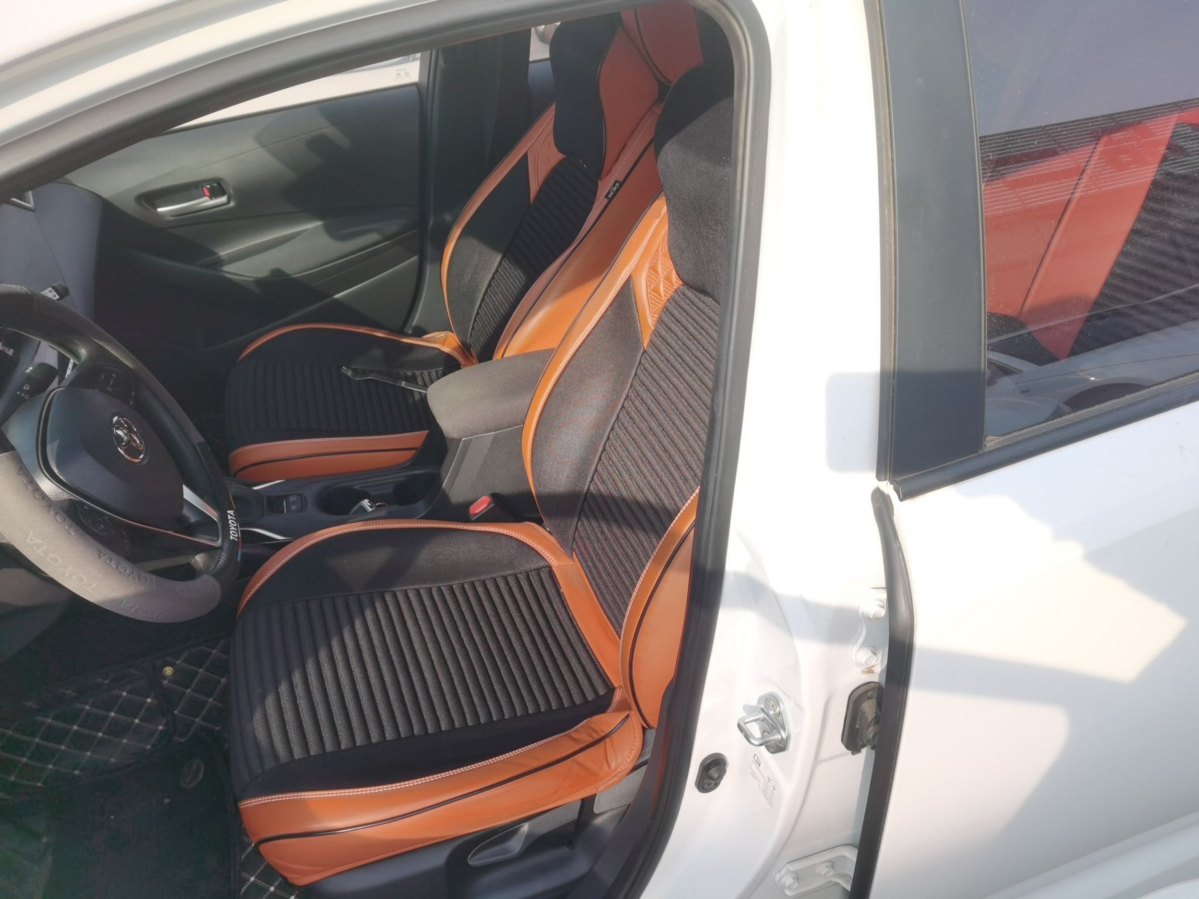 المقاعد الأمامية داخل السيارة