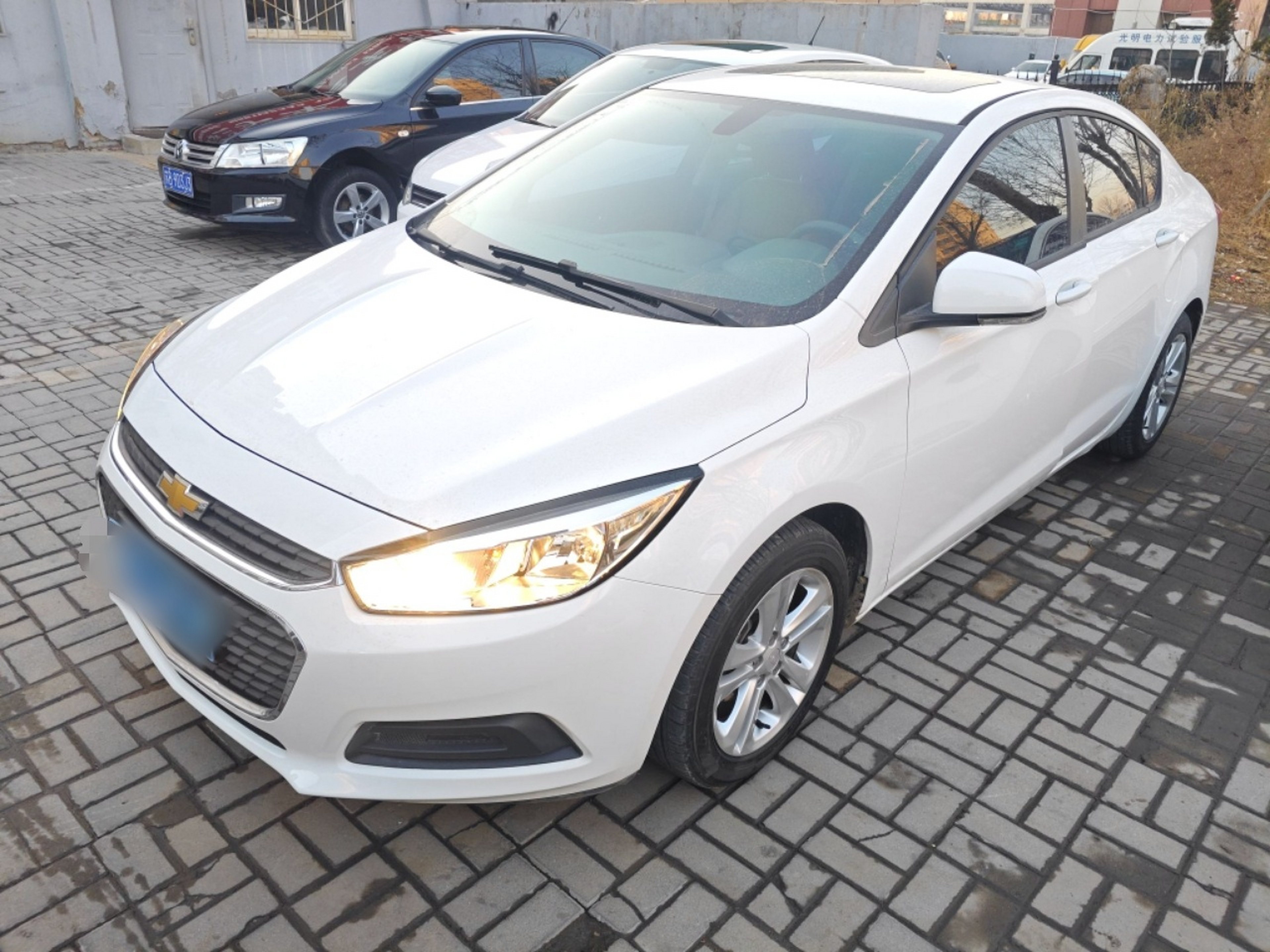 Под передней частью автомобиля