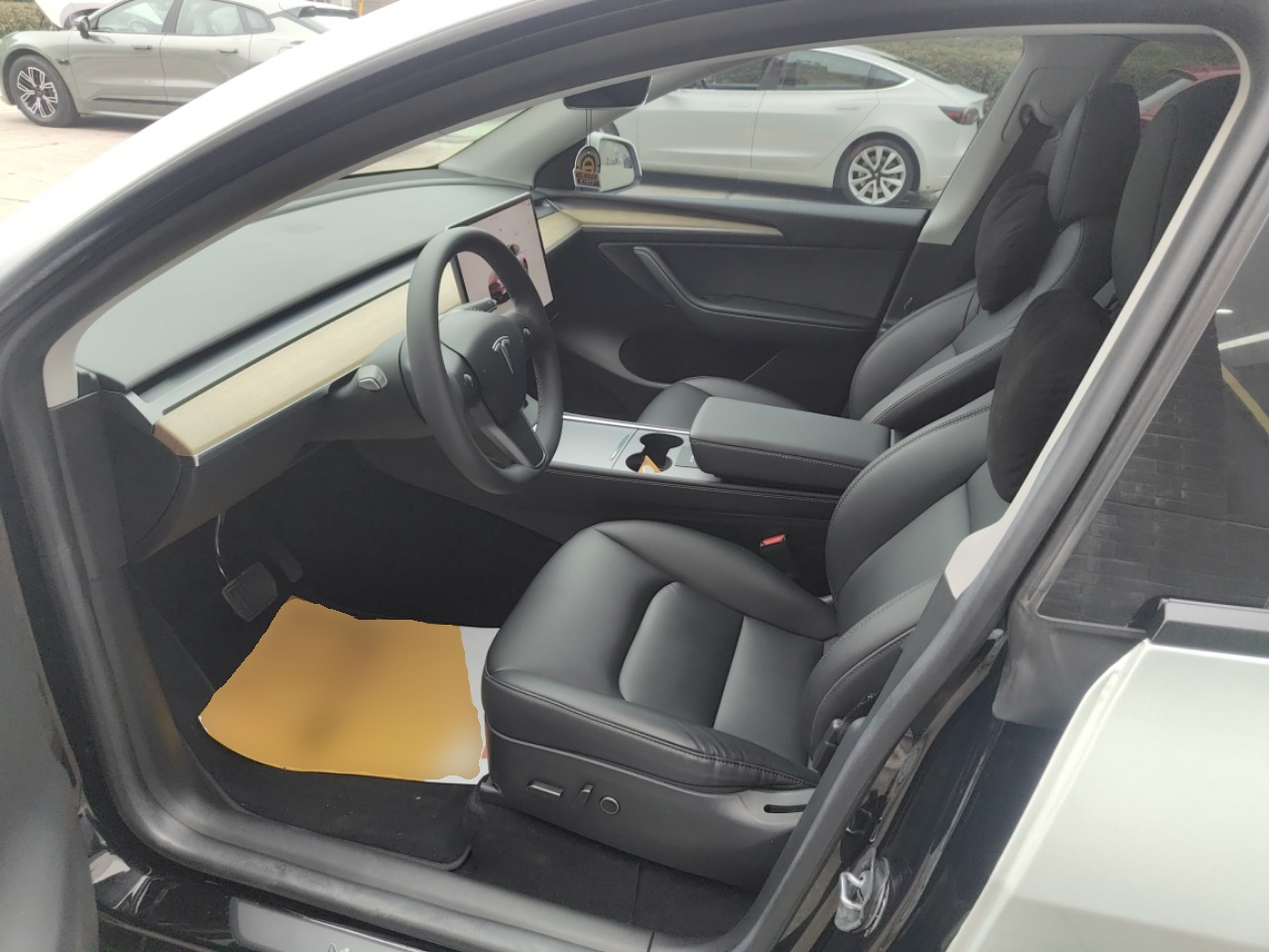 المقاعد الأمامية داخل السيارة