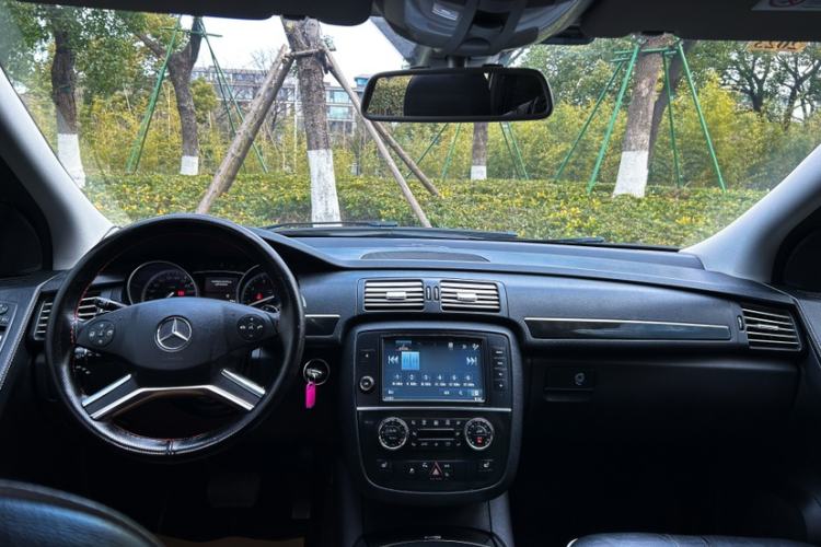 Used Mercedes-Benz R-Class 2017 R 320 4MATIC Business Edition Prestige Model
