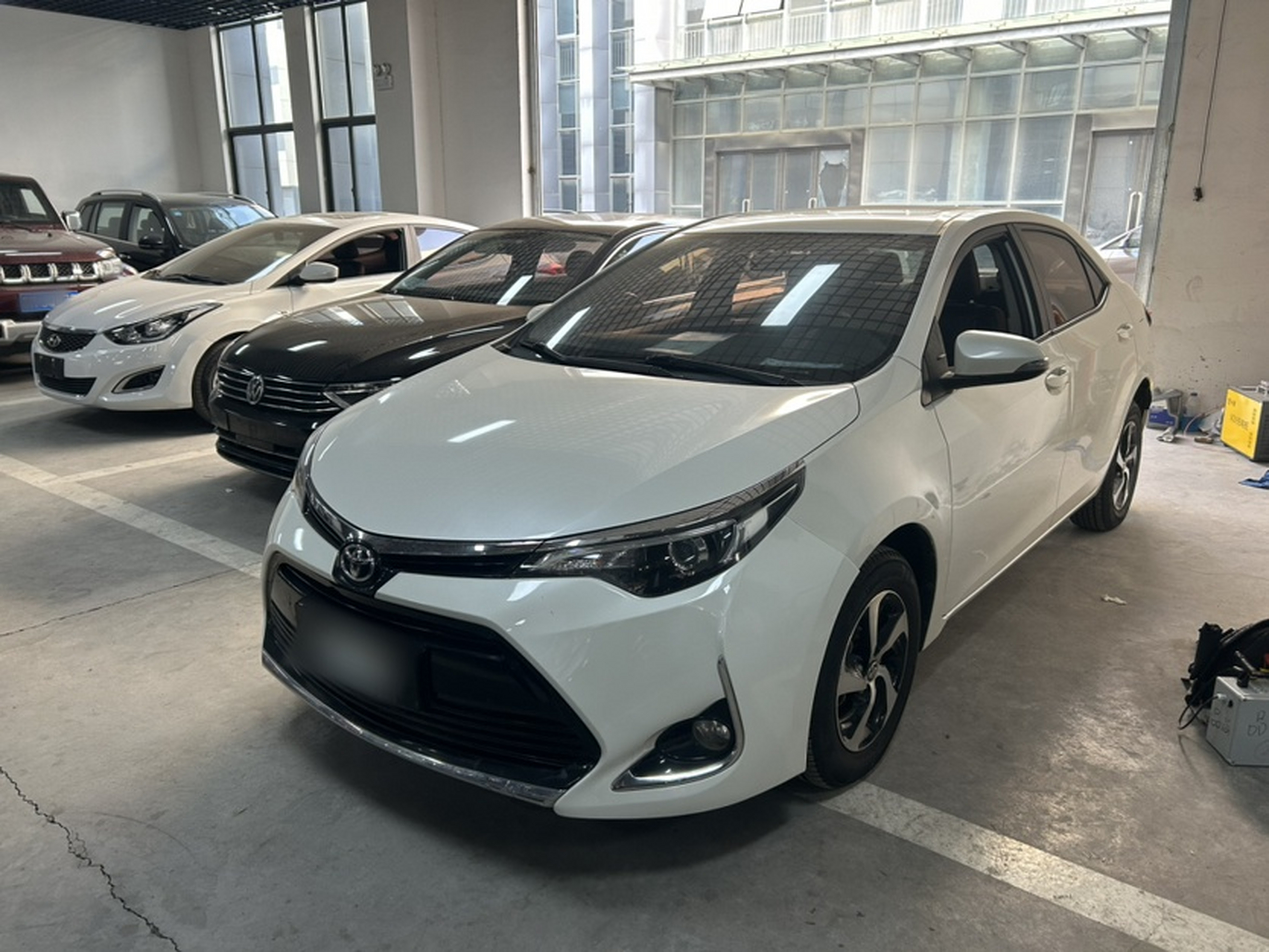 تحت مقدمة السيارة