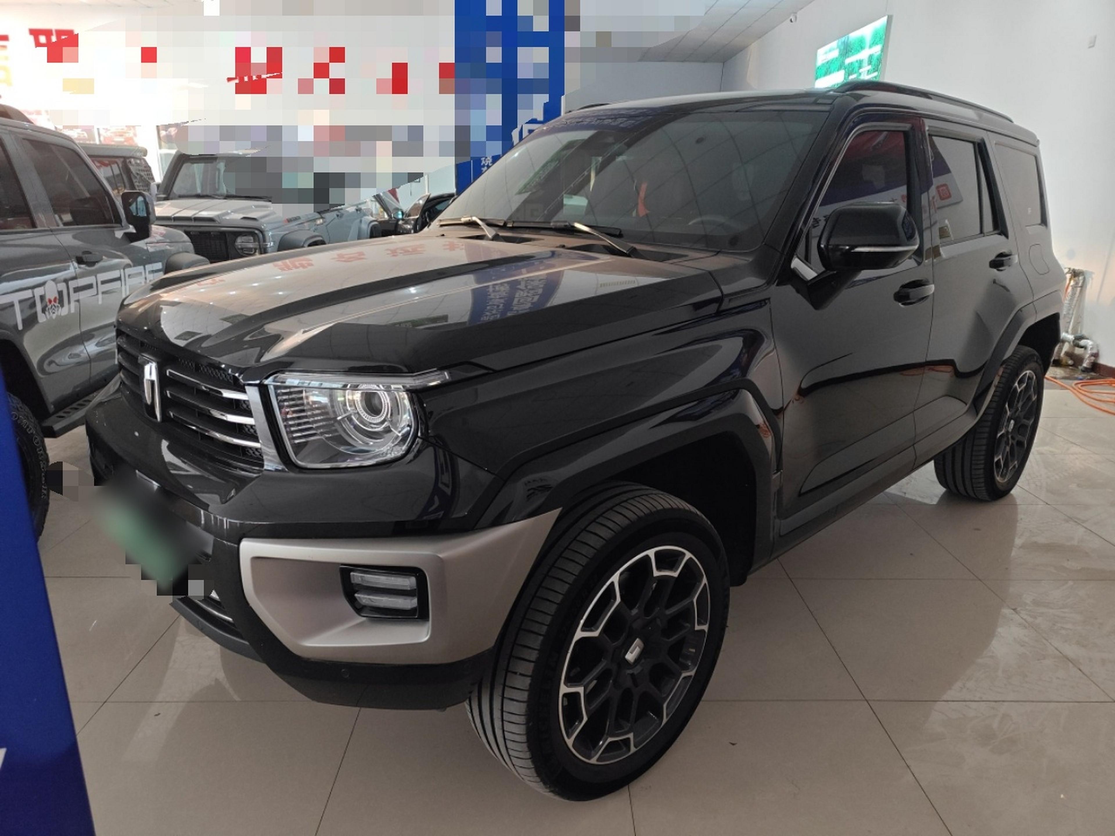 تحت مقدمة السيارة