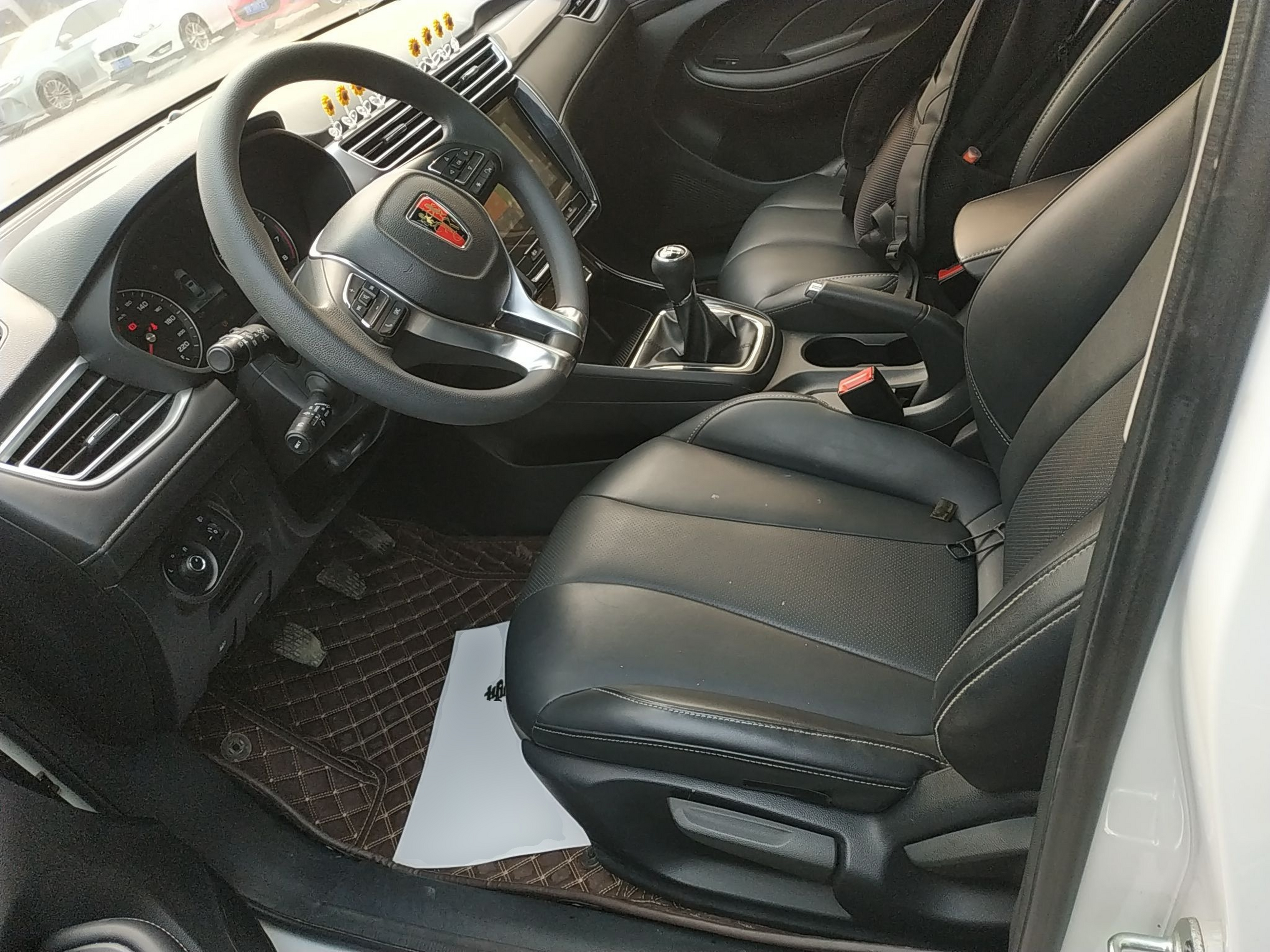 المقاعد الأمامية داخل السيارة