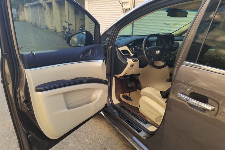 Used Buick GL8 2023 Facelifted Land Cruiser Executive Luxury Version
