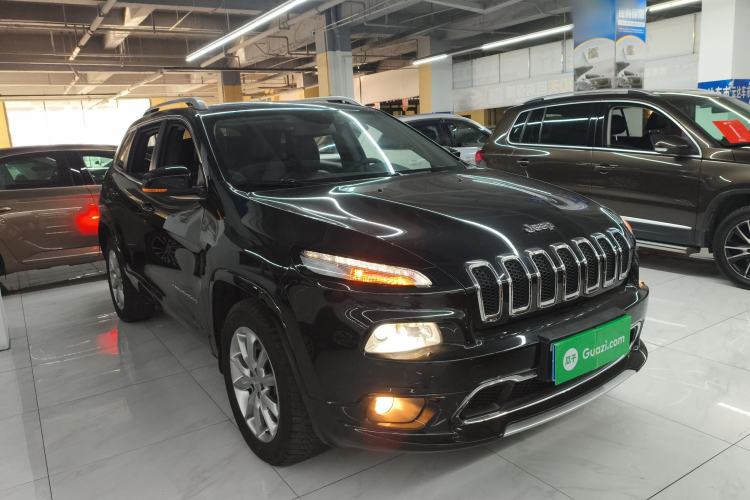 Used  Cherokee 2017 2.4L Professional Edition
