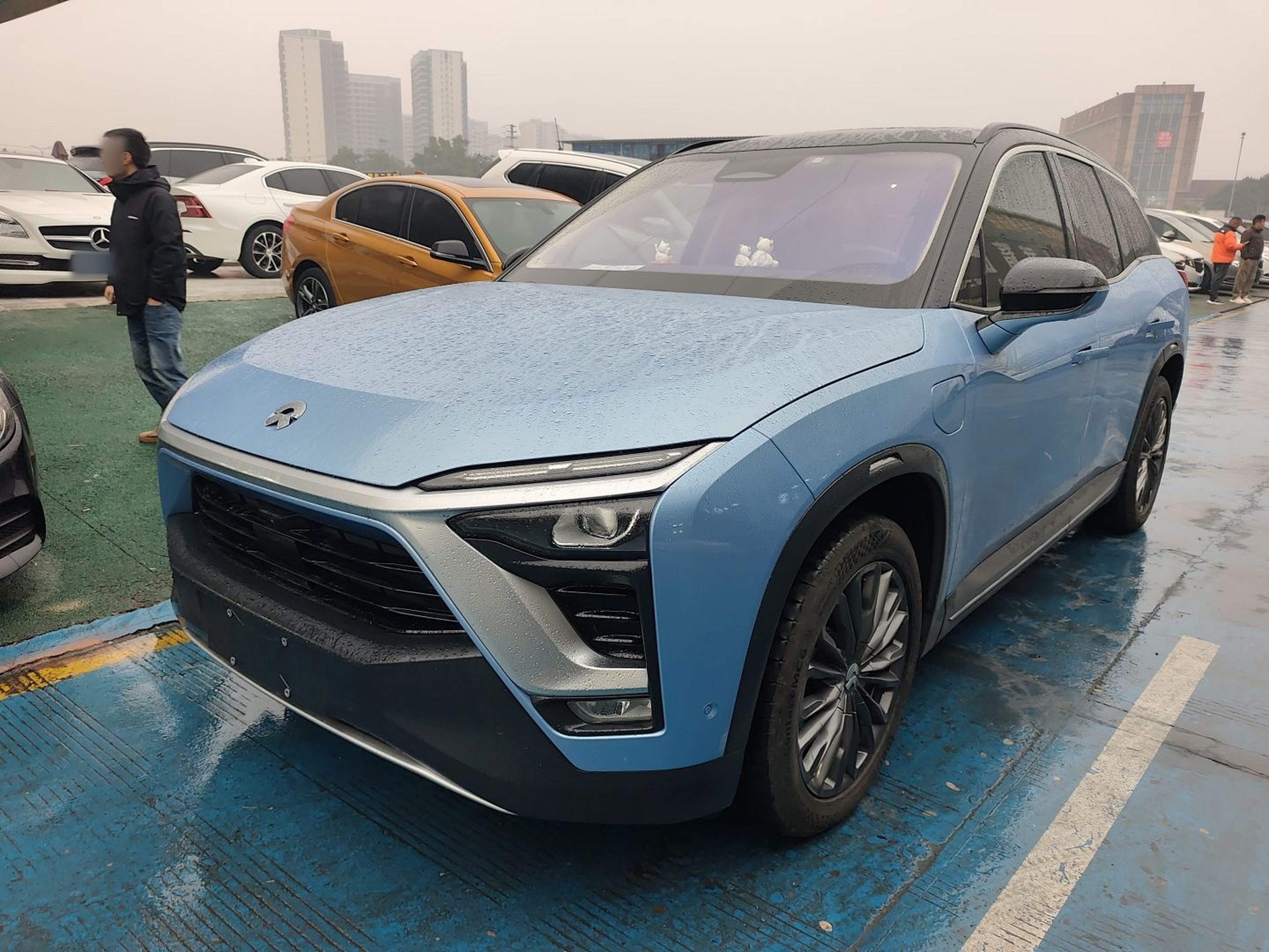 Под передней частью автомобиля