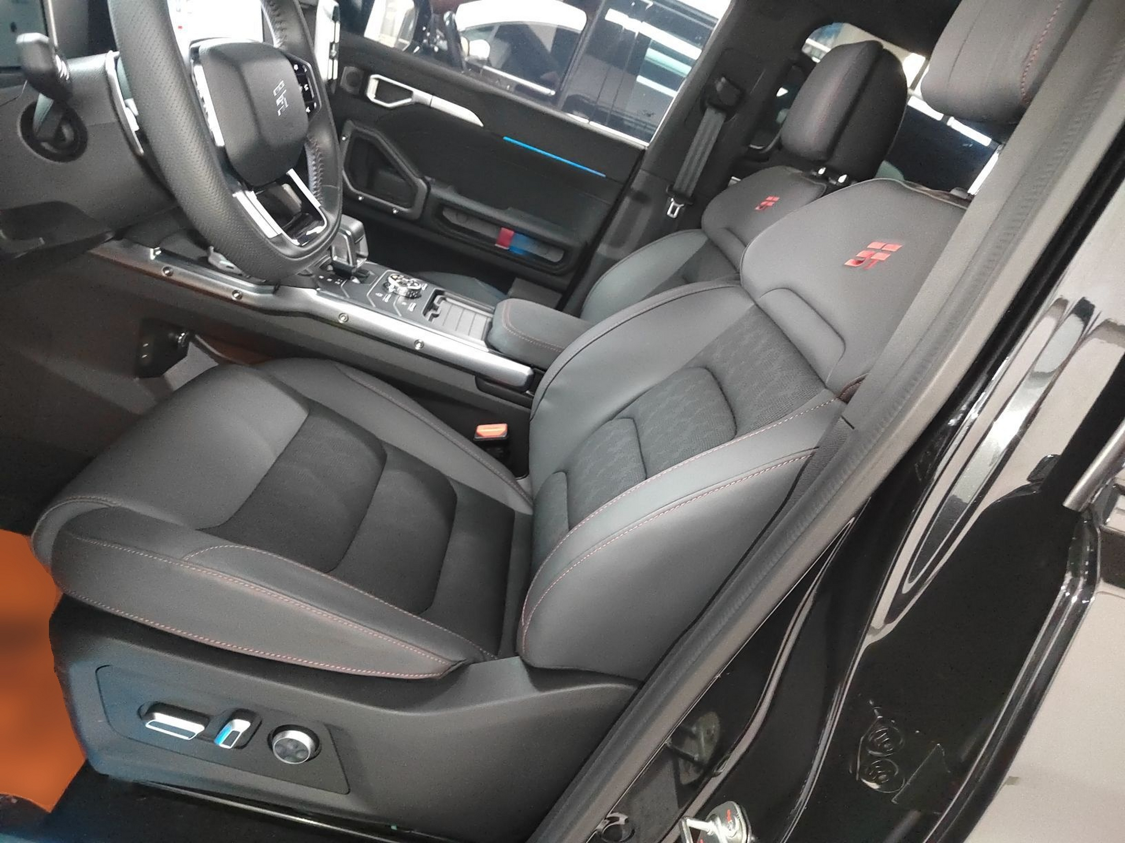 المقاعد الأمامية داخل السيارة