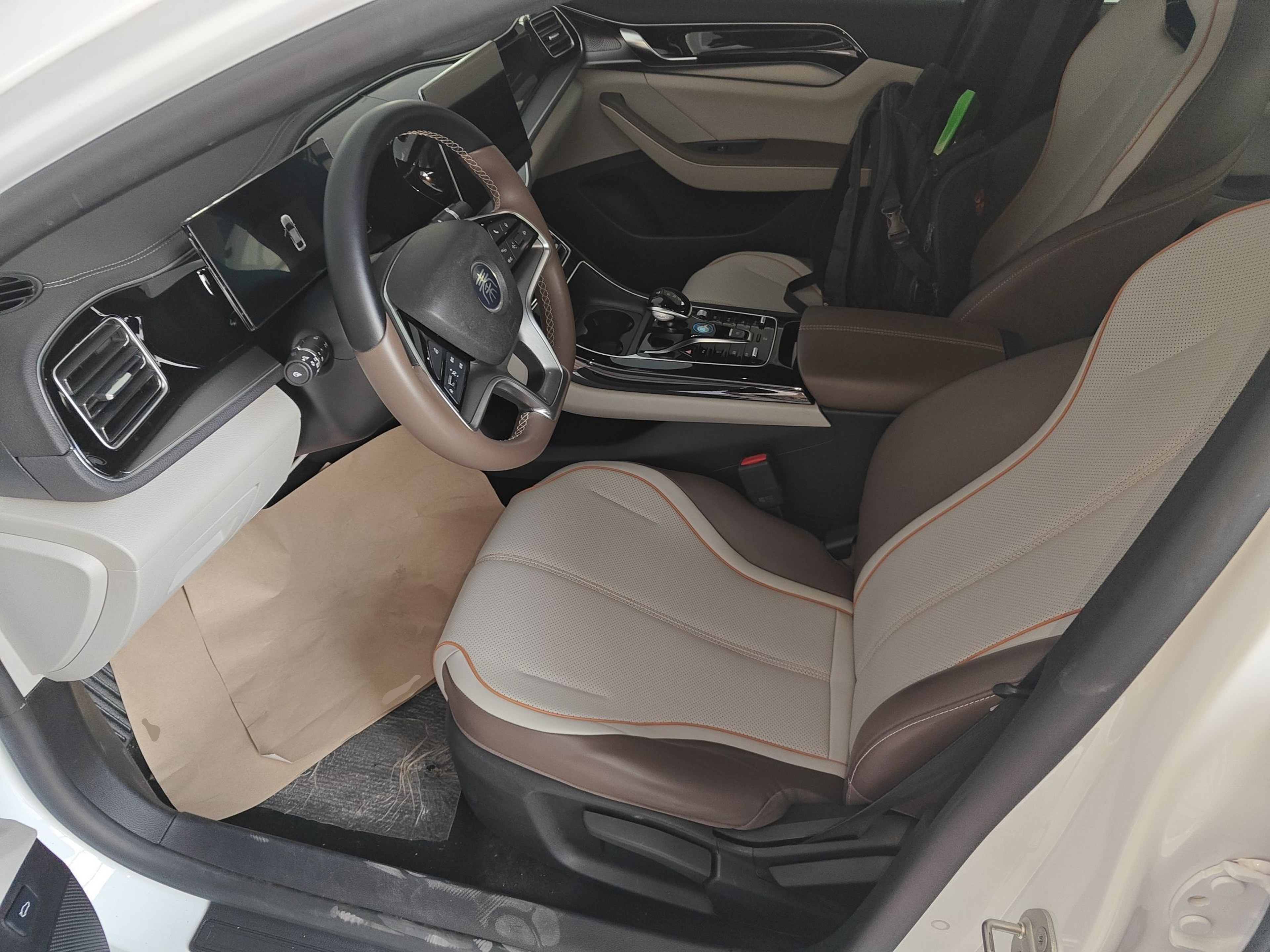 المقاعد الأمامية داخل السيارة