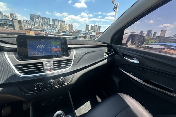 Used Baojun 730 2019 1.5L Manual Fashion Model 7-seater National V
