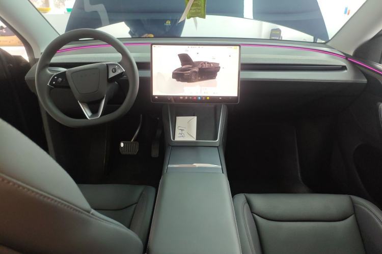 Used Tesla Model Y 2025 Long-Range All-Wheel-Drive Version
