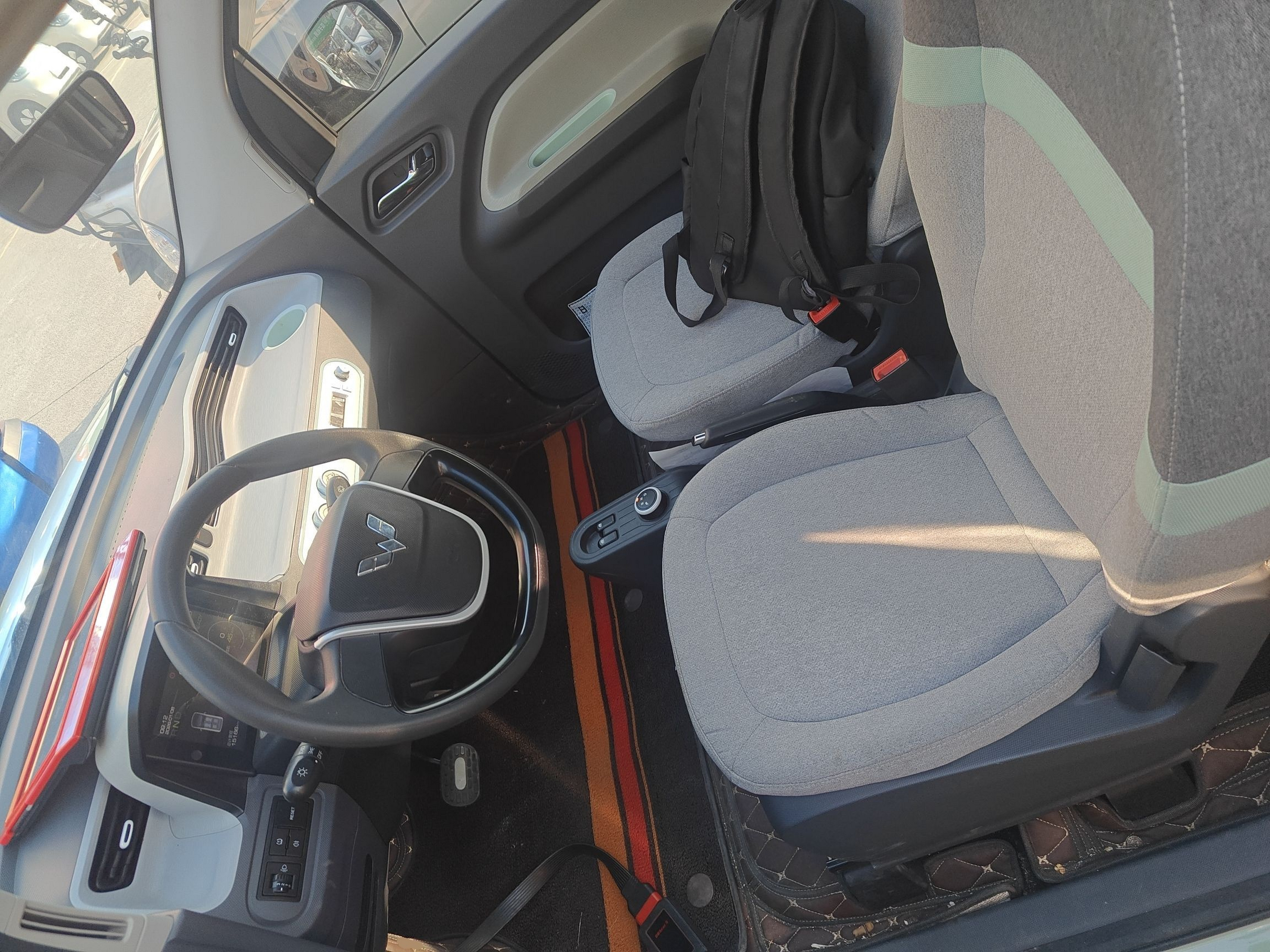 Переднее сиденье в автомобиле