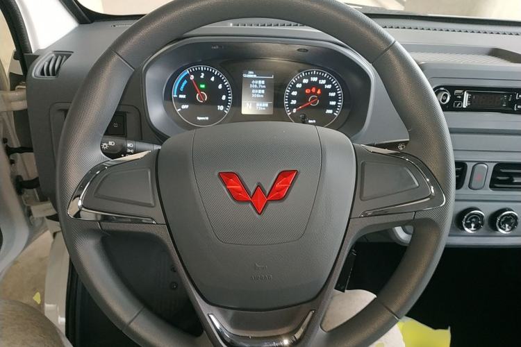 Used Wuling Yangguang 2024 300KM Comfort Version Passenger Van 75kW