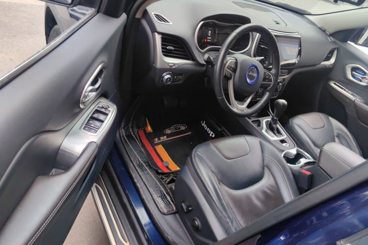 Used  Cherokee 2016 2.4L Leading Edition