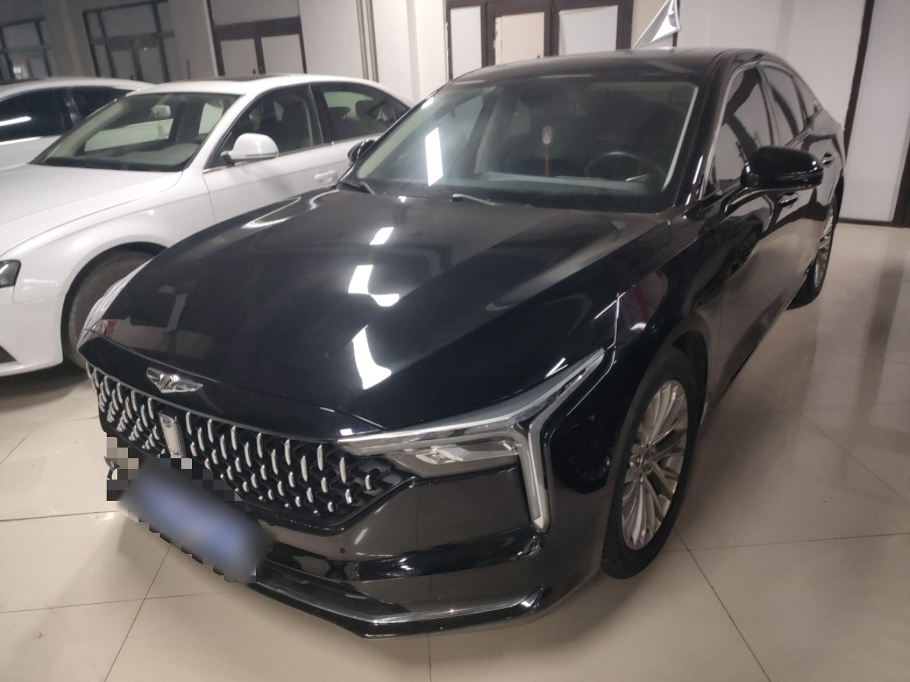 تحت مقدمة السيارة