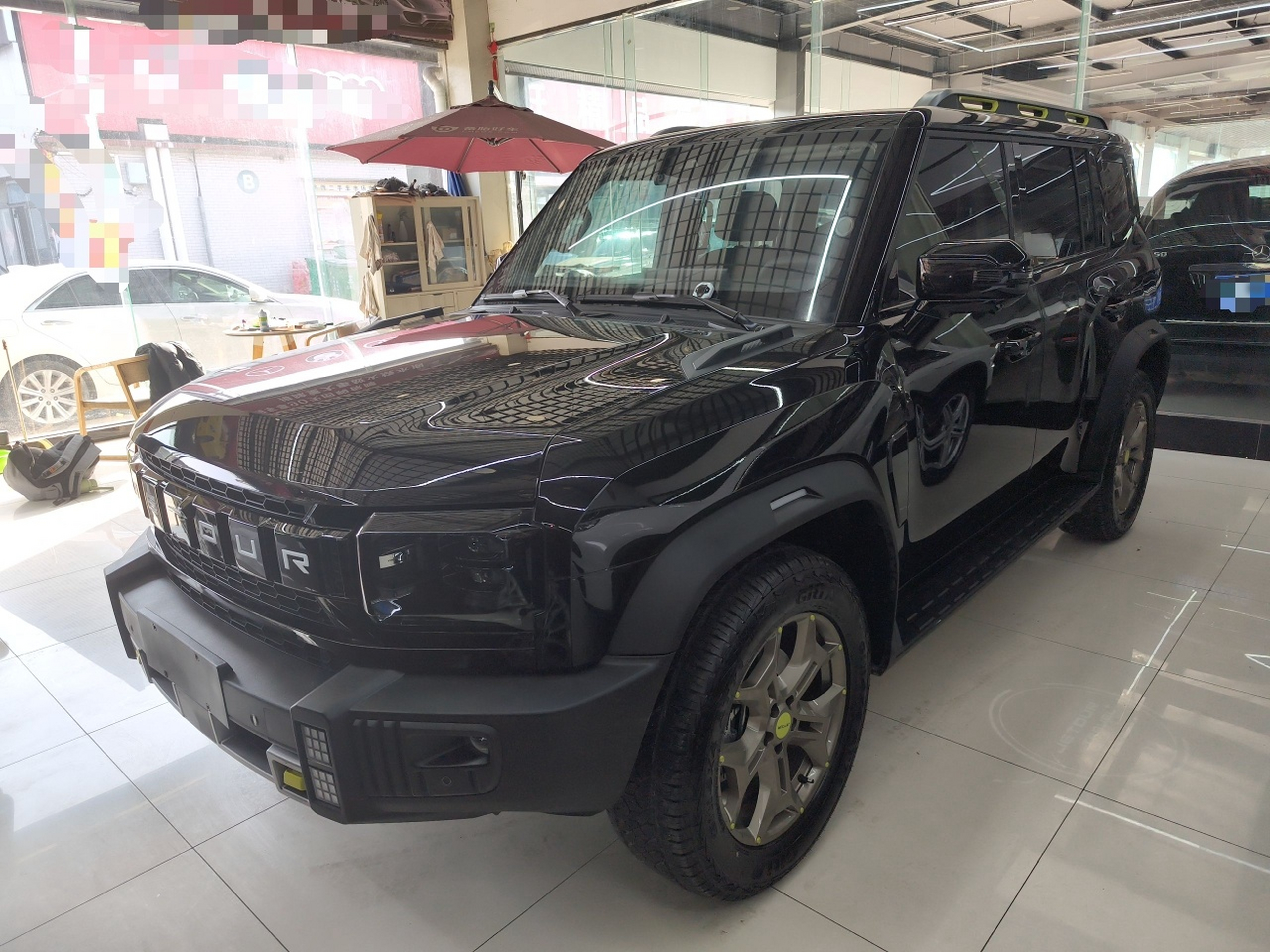 تحت مقدمة السيارة