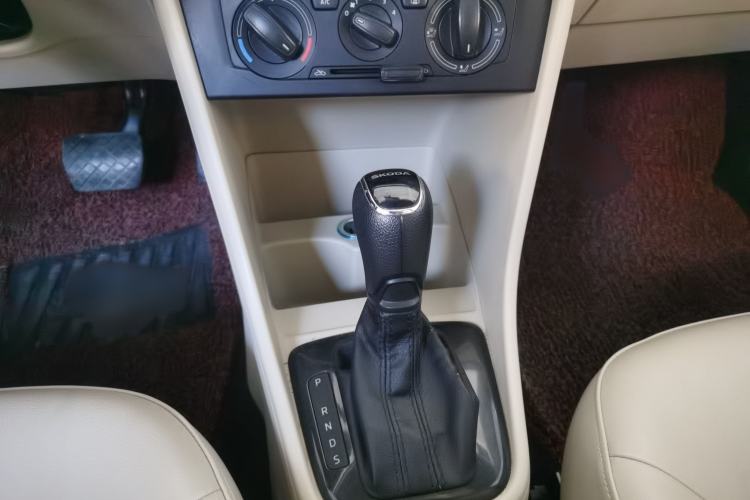 Used Skoda Rapid 2015 1.6L Automatic Smart Selection Model
