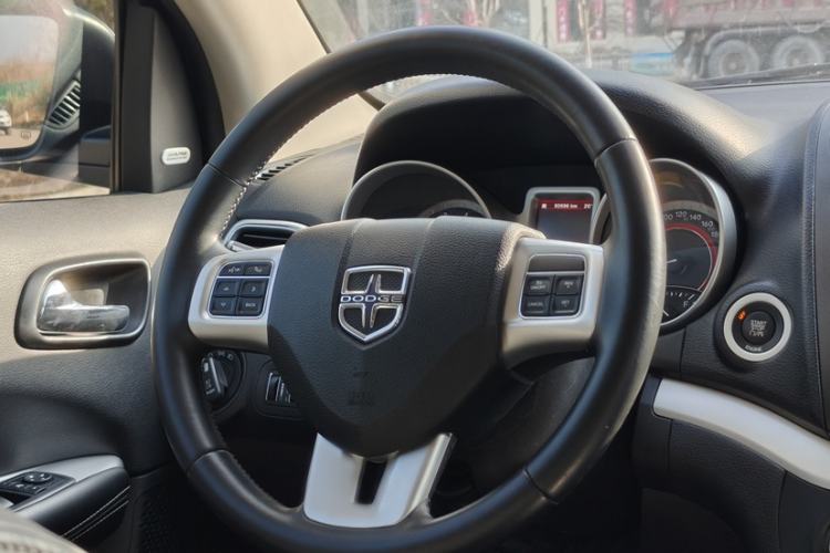 Used Dodge Journey 2013 2.4L Two-Wheel Drive Luxury Version
