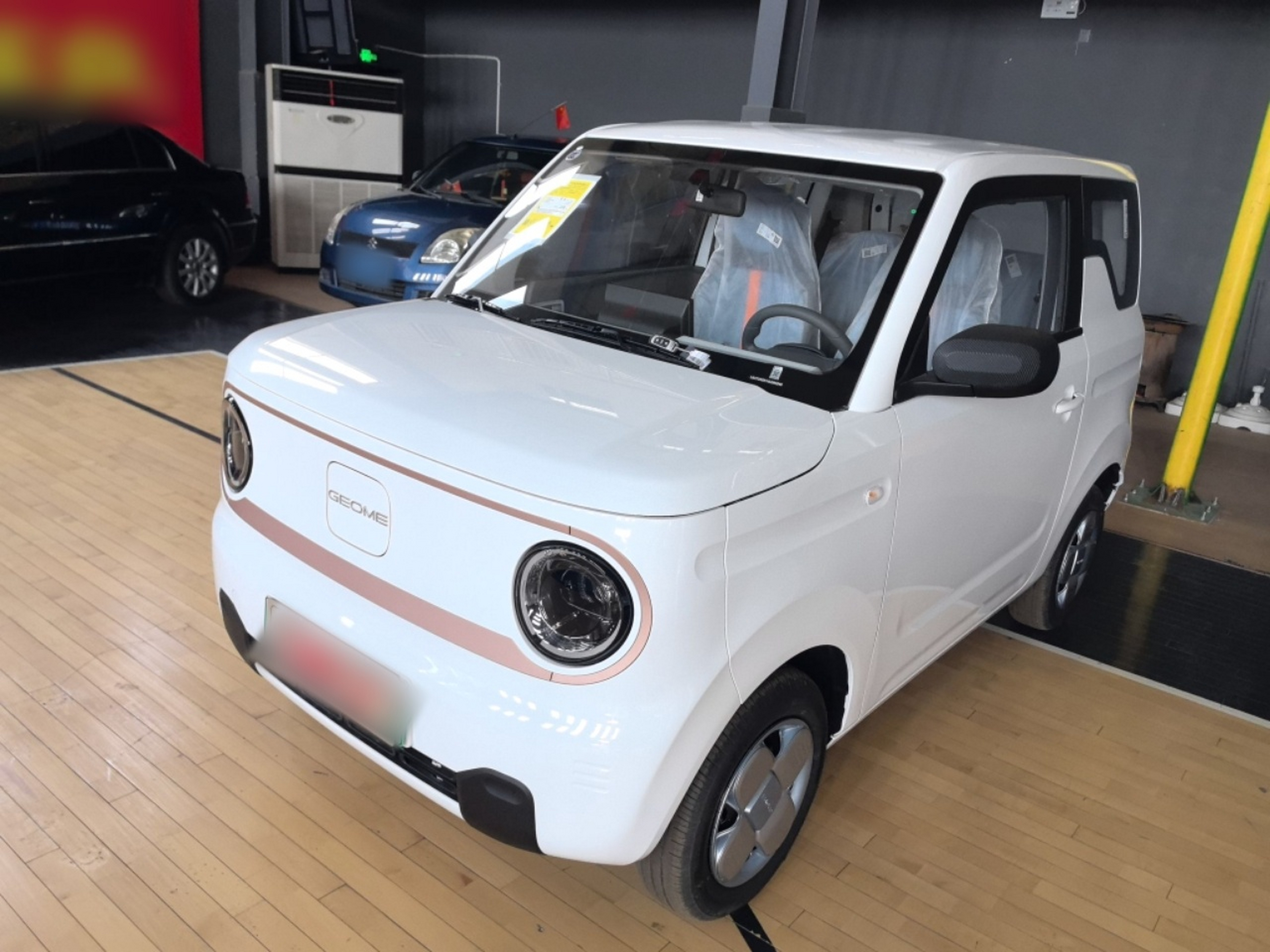 تحت مقدمة السيارة