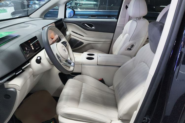 Used VOYAH Dream 2025 EV Four-Wheel Drive Flagship Kunpeng Edition
