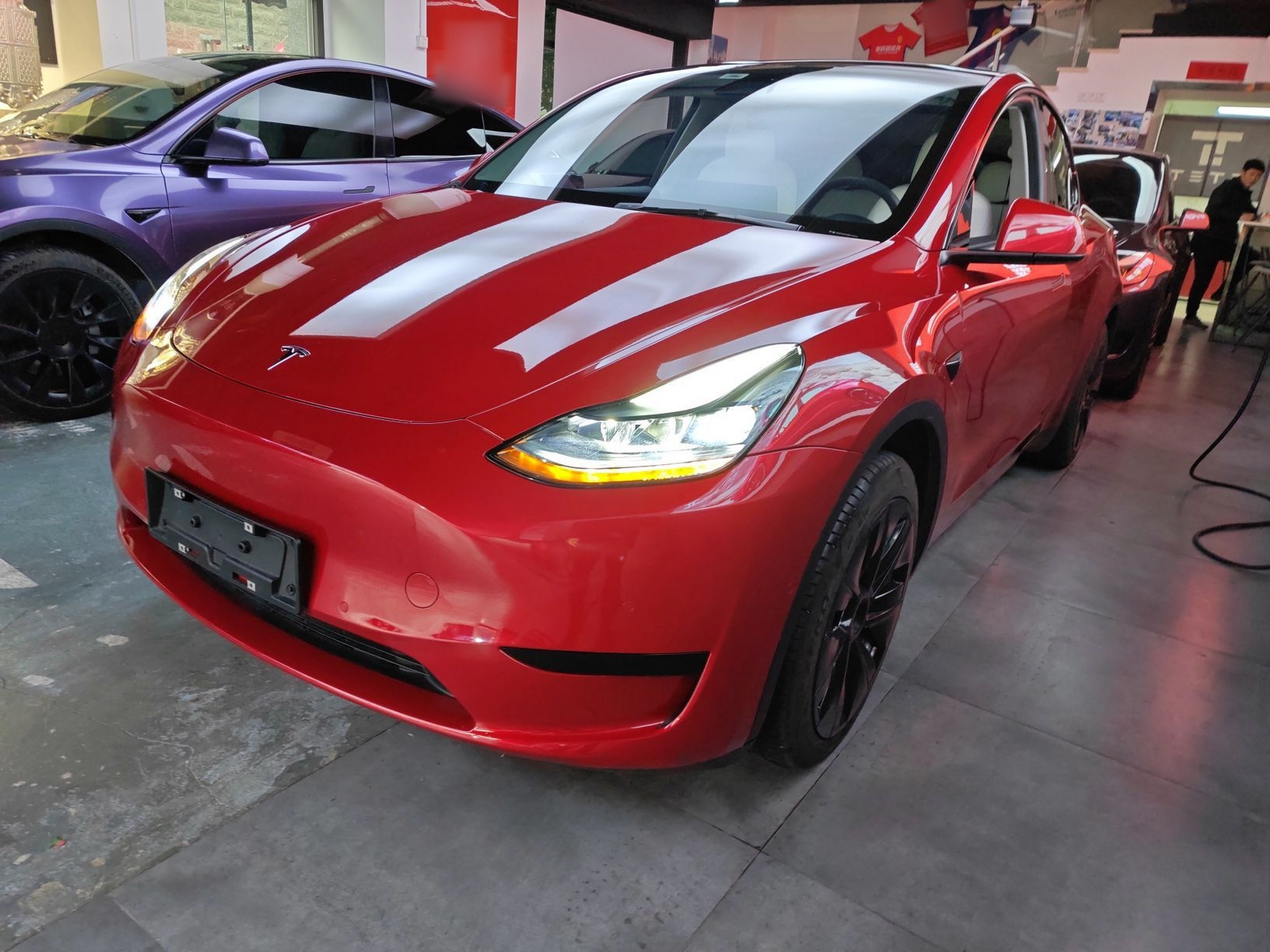 Под передней частью автомобиля