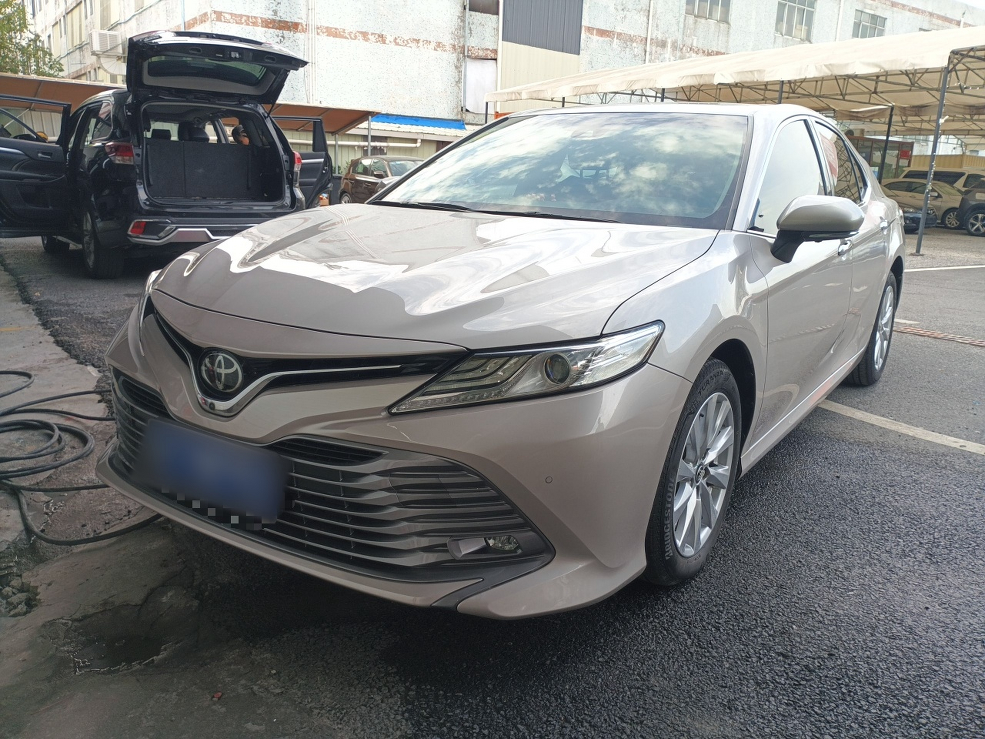 Под передней частью автомобиля