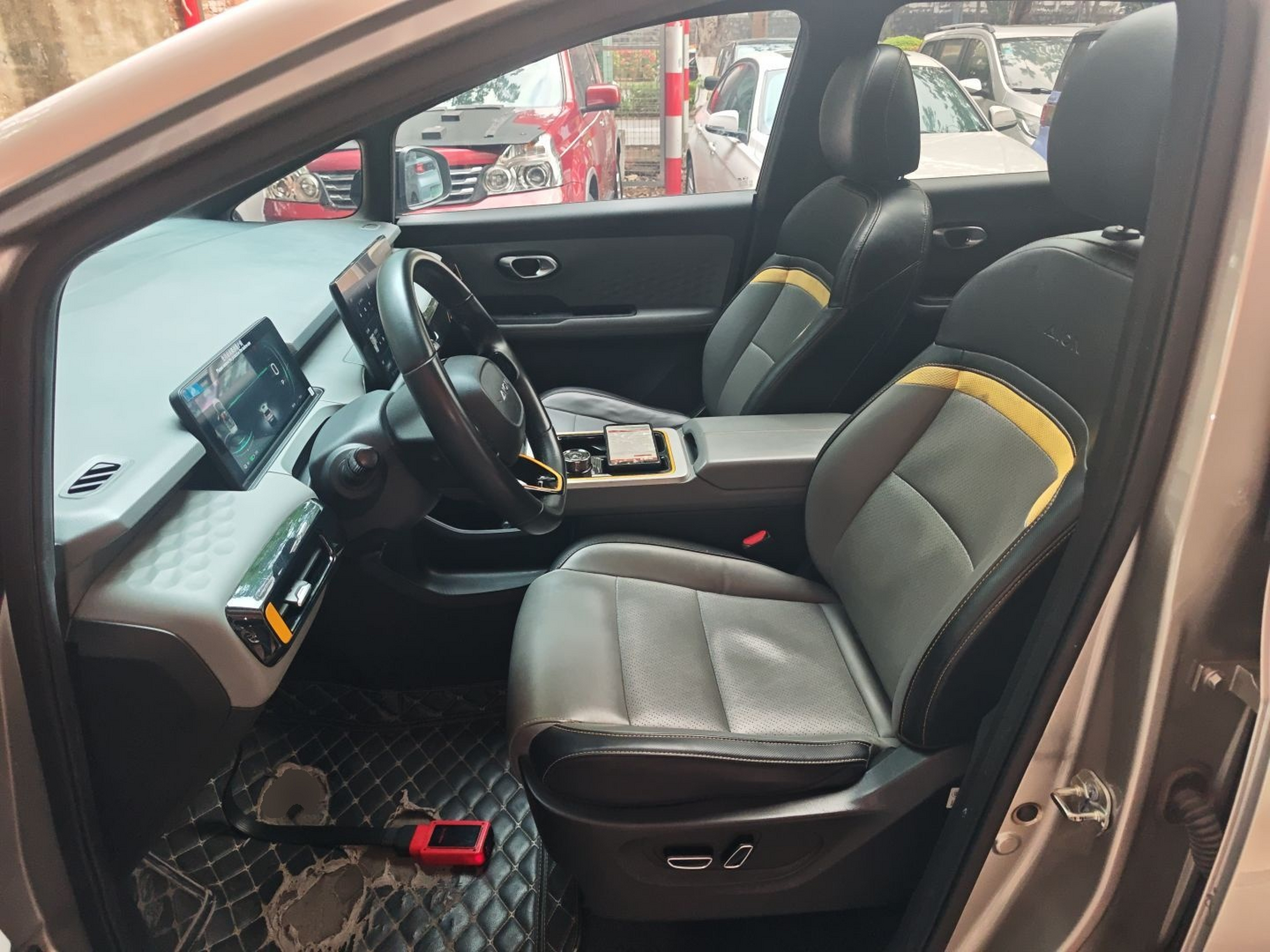 المقاعد الأمامية داخل السيارة