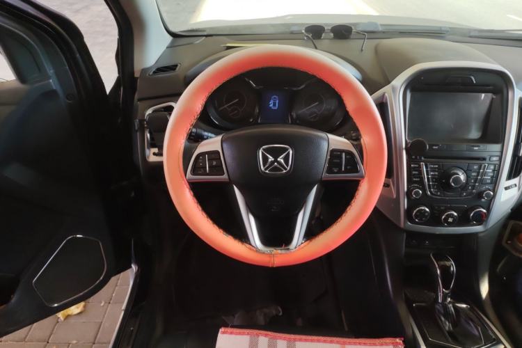 Used JMC Yusheng S350 2014 2.4T Automatic 2WD Diesel Luxury Version with Sunroof 5 Seats
