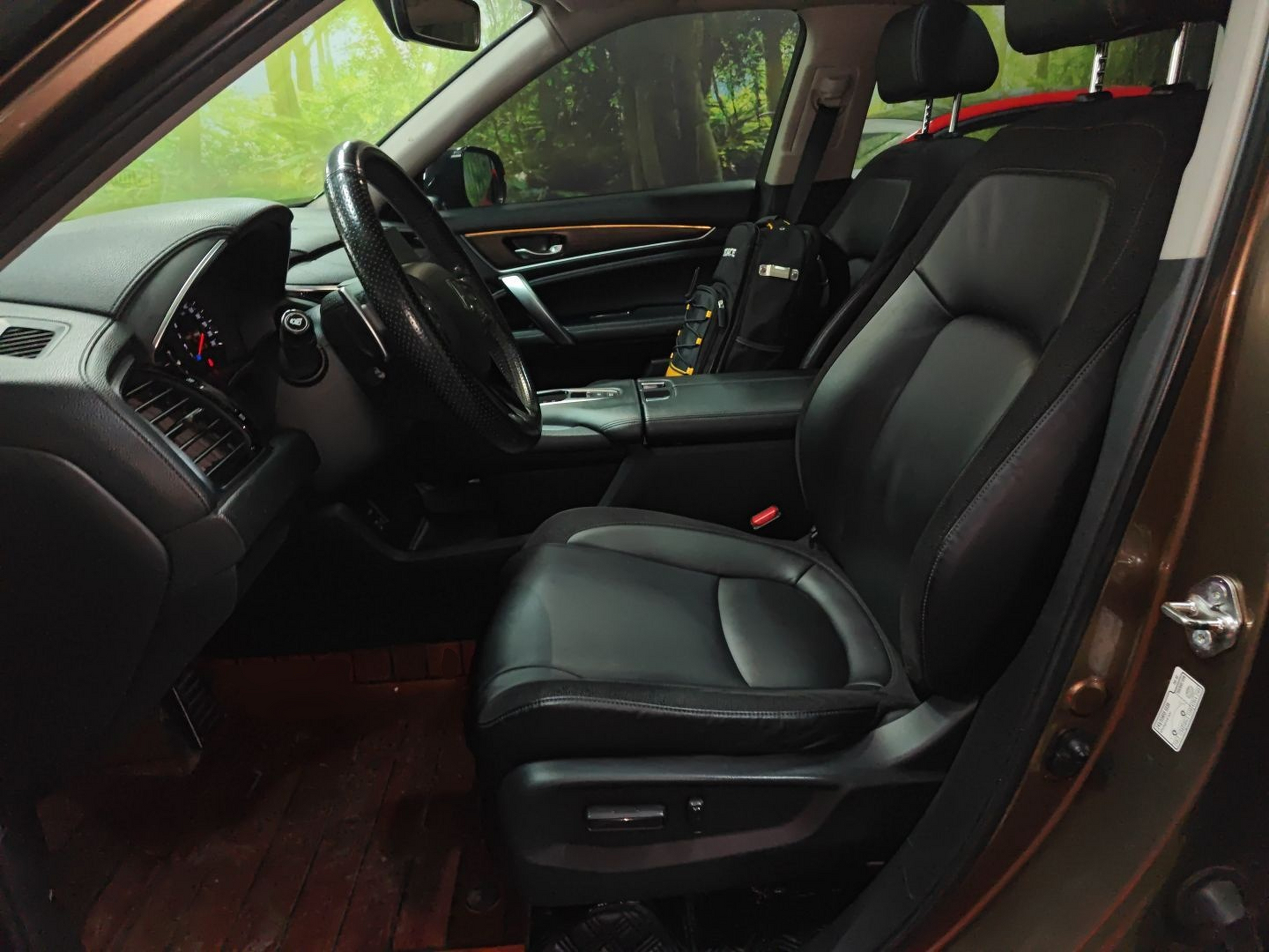 Переднее сиденье в автомобиле