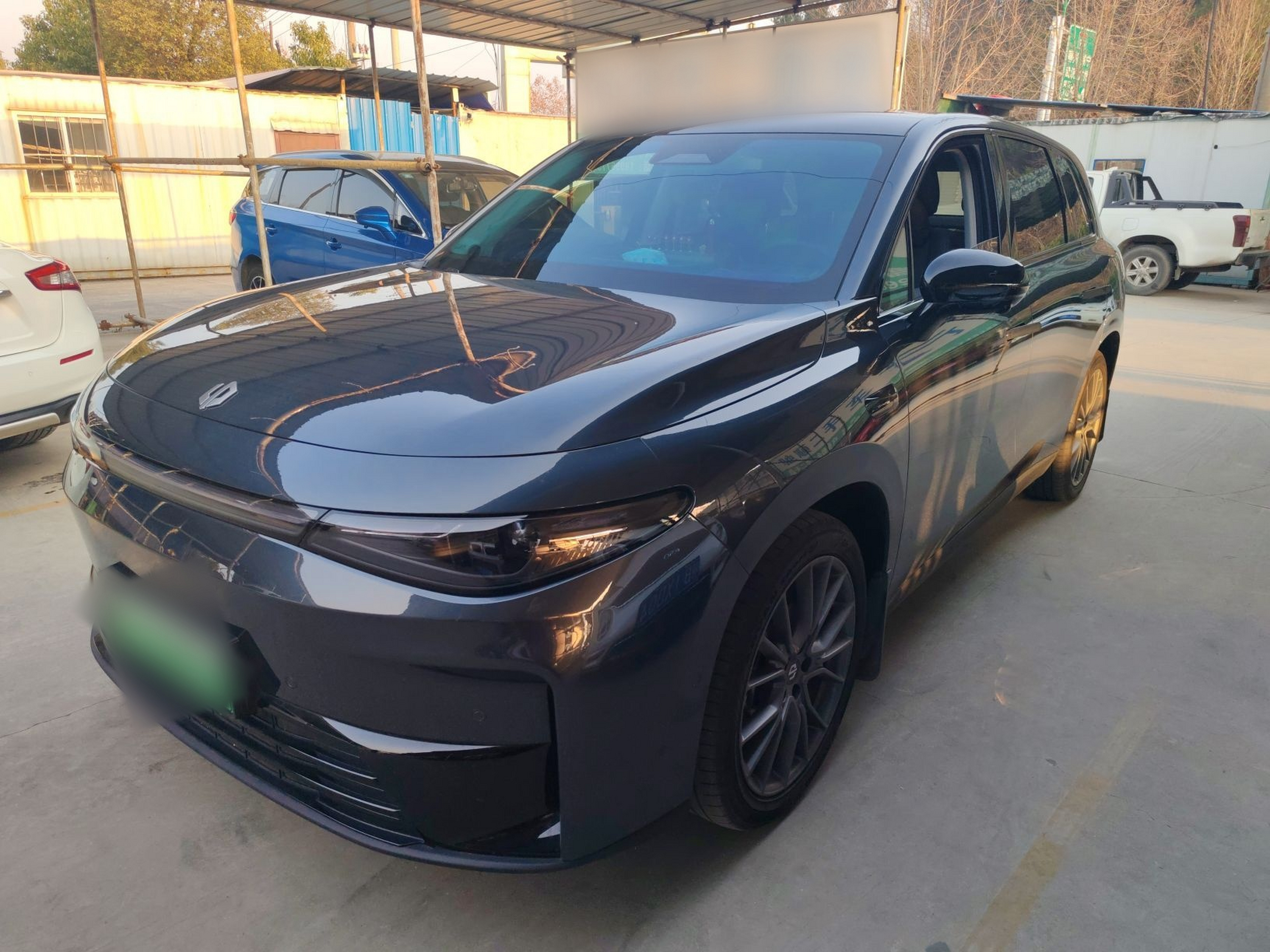 Под передней частью автомобиля