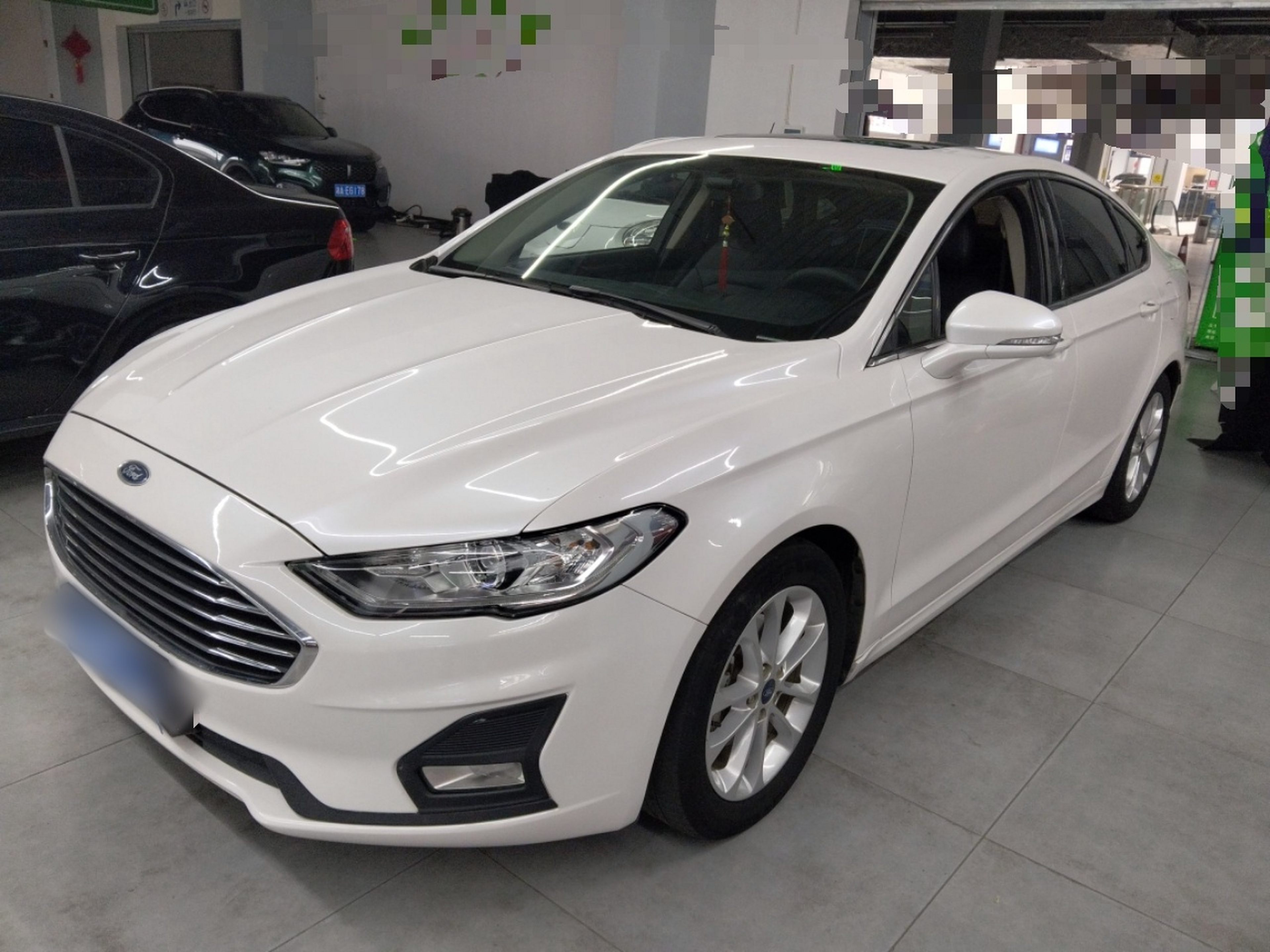 تحت مقدمة السيارة